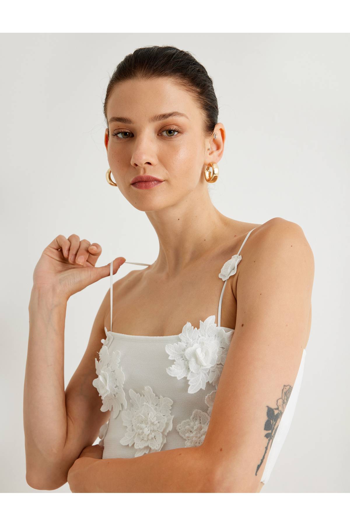 X Melis Ağazat - لباس بافتنی با بند نازک نیم تنه با جزئیات سه بعدی گلدار