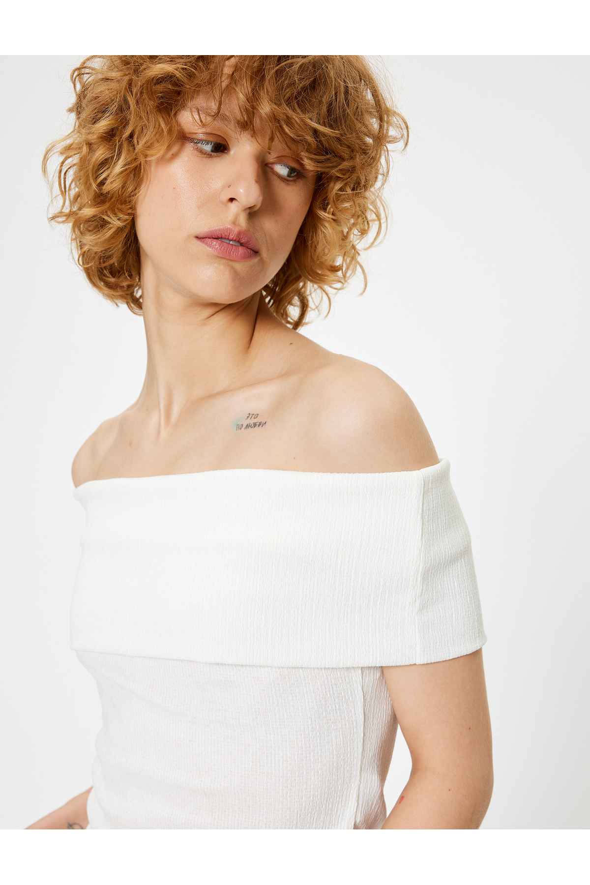 بلوز یقه مدونا با آستین کوتاه بافت باریک