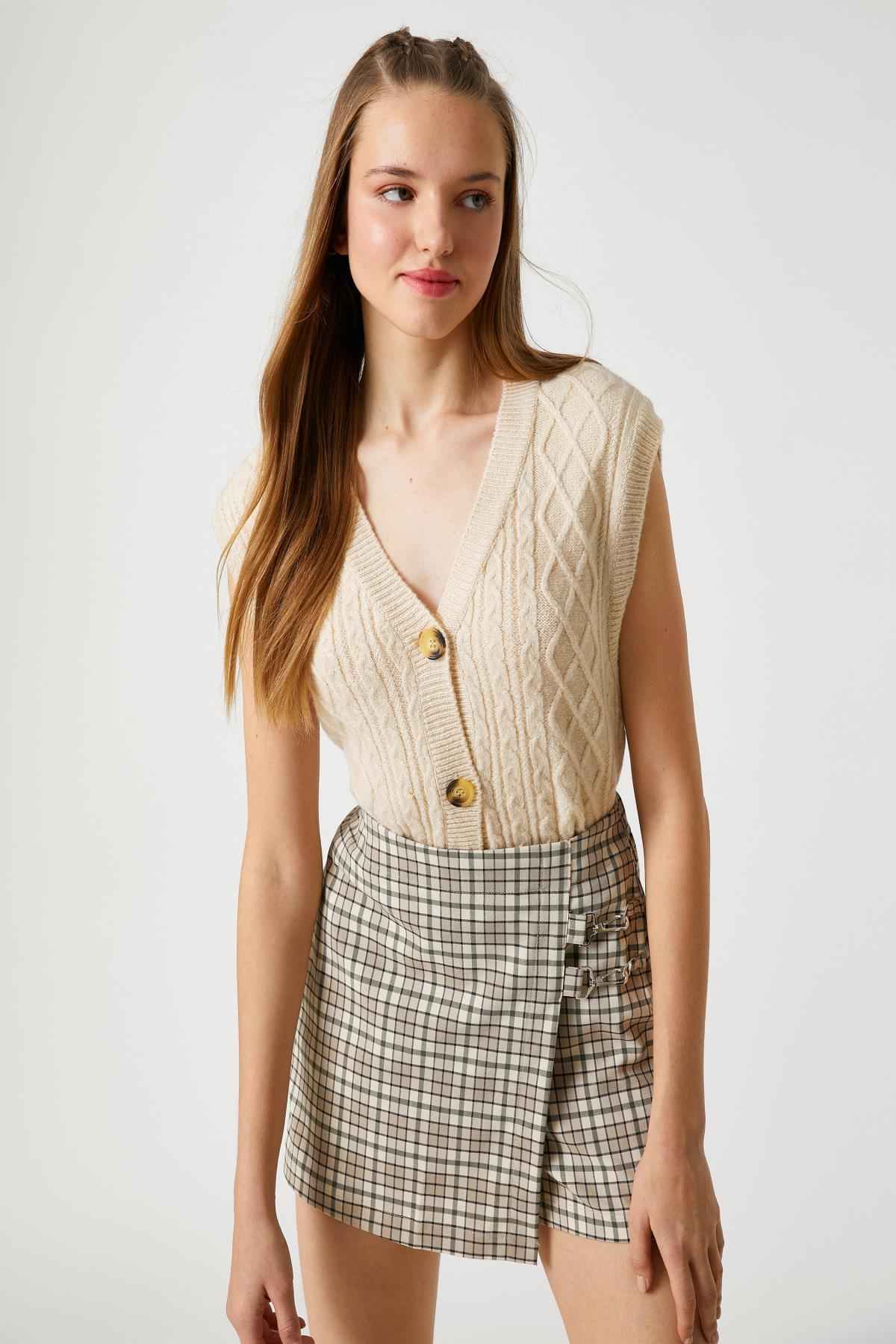 کراپ ژاکت کش باف پشمی بدون آستین با یقه V شکل بافته شده