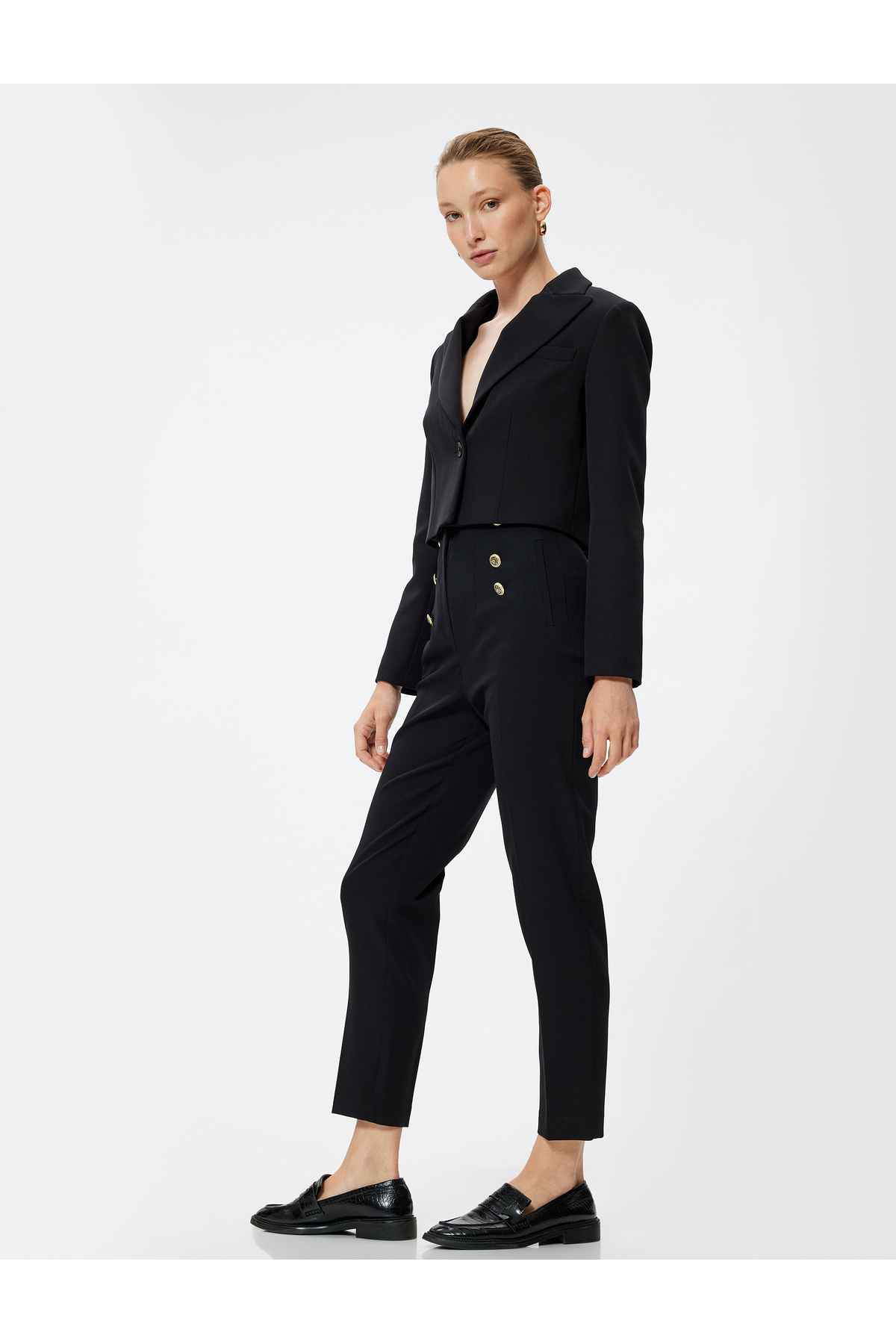 شلوار سیگاری کمر بلند با جزئیات دکمه طلایی