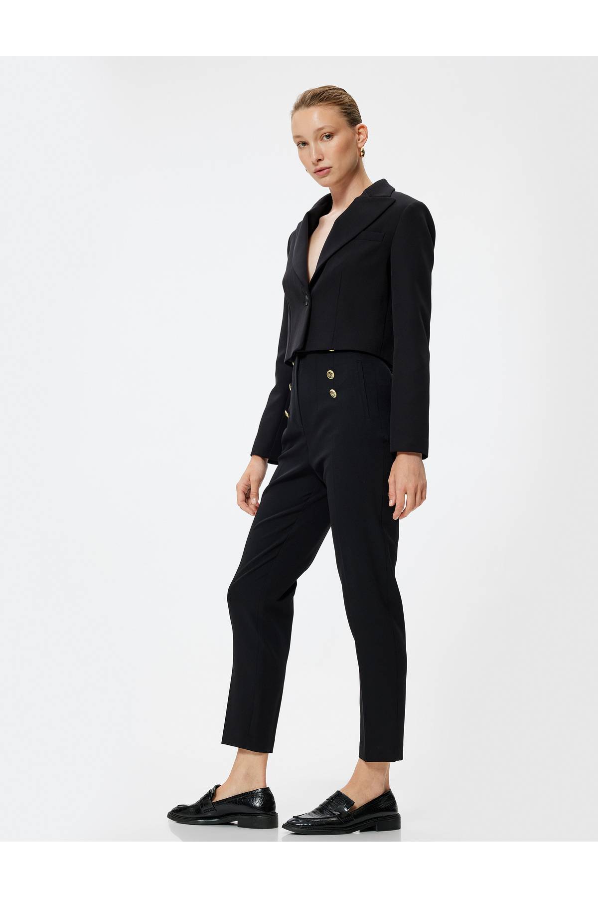 شلوار سیگاری کمر بلند با جزئیات دکمه طلایی