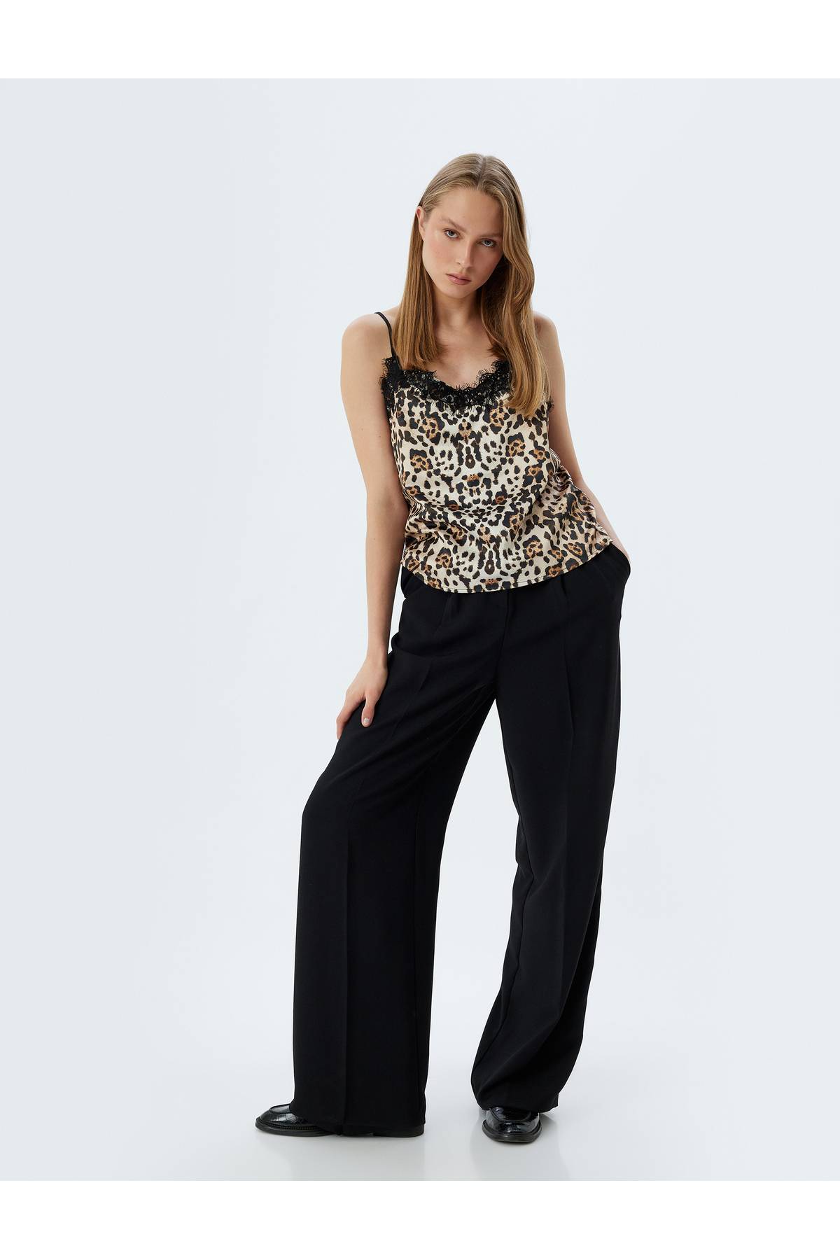 بلوز طرح پلنگی با بند و جزئیات توری