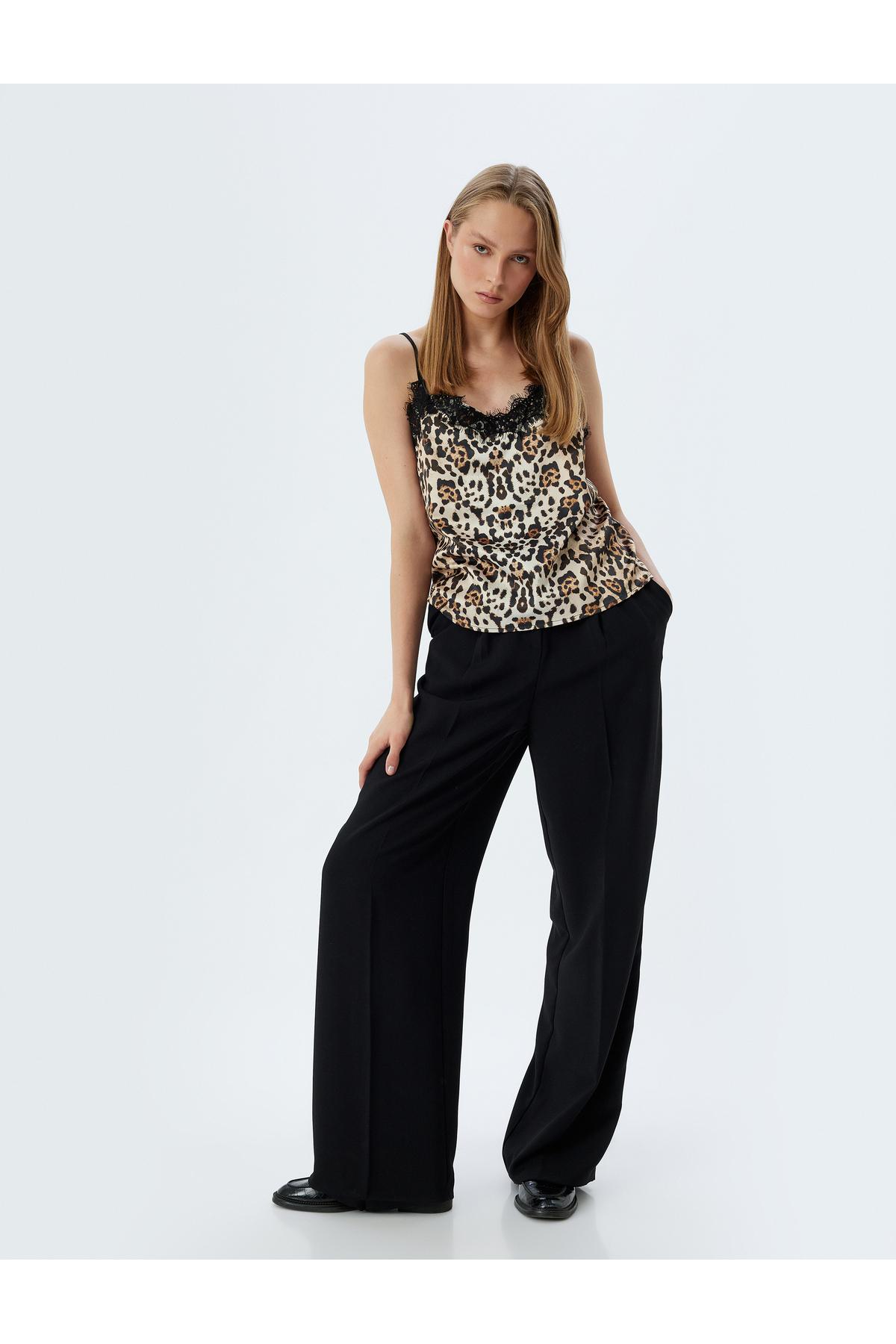 بلوز طرح پلنگی با بند و جزئیات توری