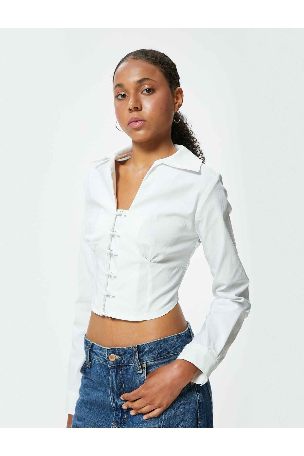 بلوز Crop یقه V-آستین بلند لوازم جانبی فلزی باریک