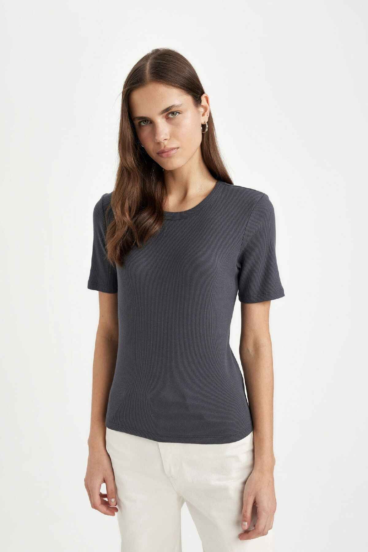 تیشرت آستین کوتاه یقه اسلیم فیت