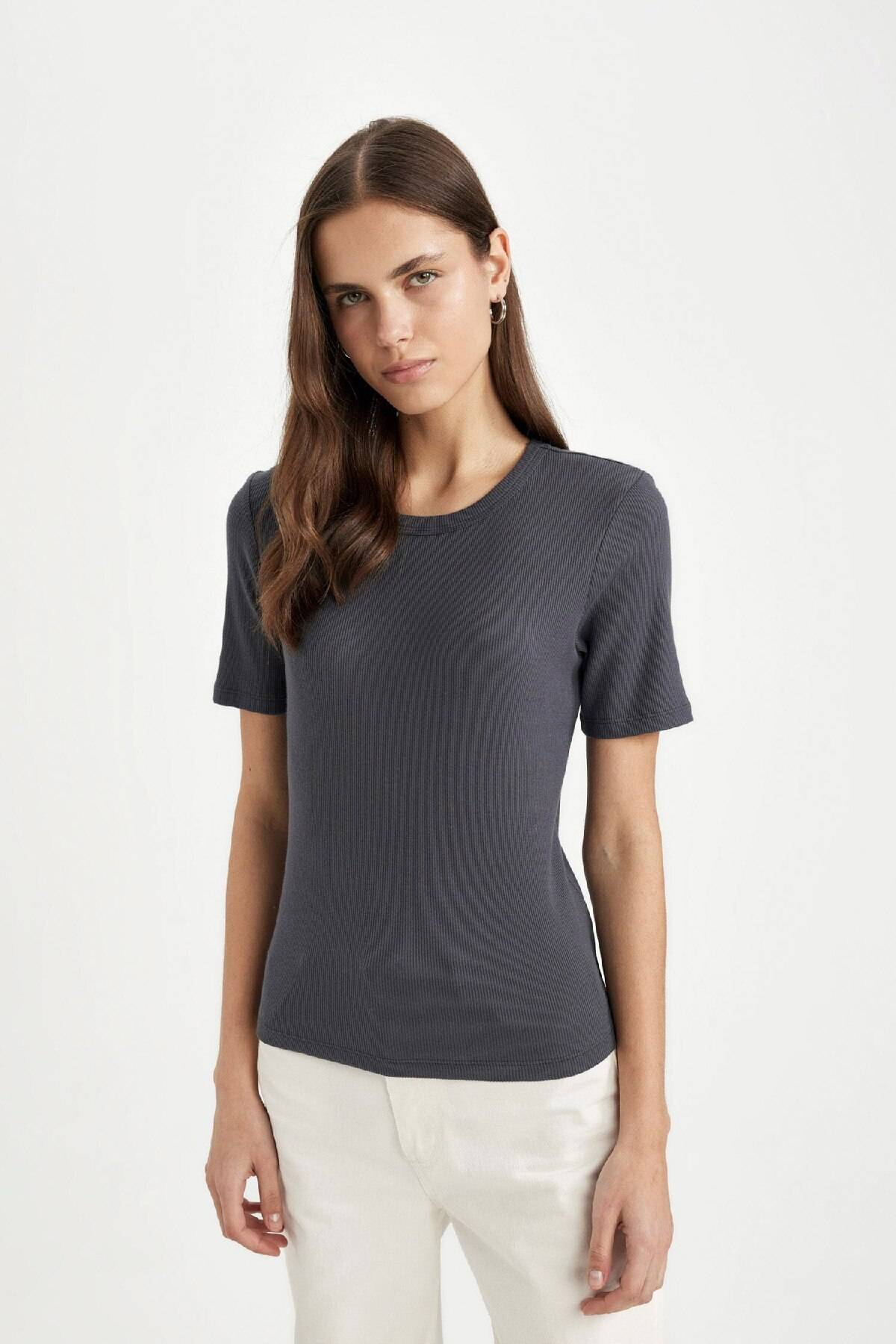 تیشرت آستین کوتاه یقه اسلیم فیت