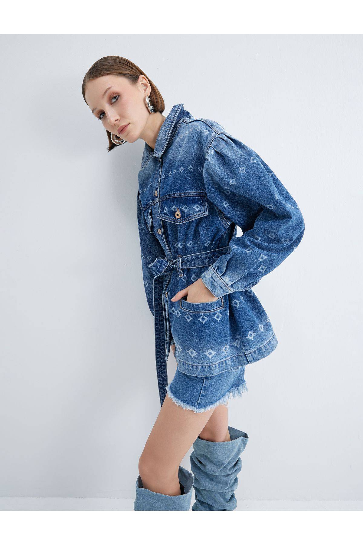 ژاکت جین بلند با جزئیات چاپ لیزری، کمربند، جیب، تناسب راحت