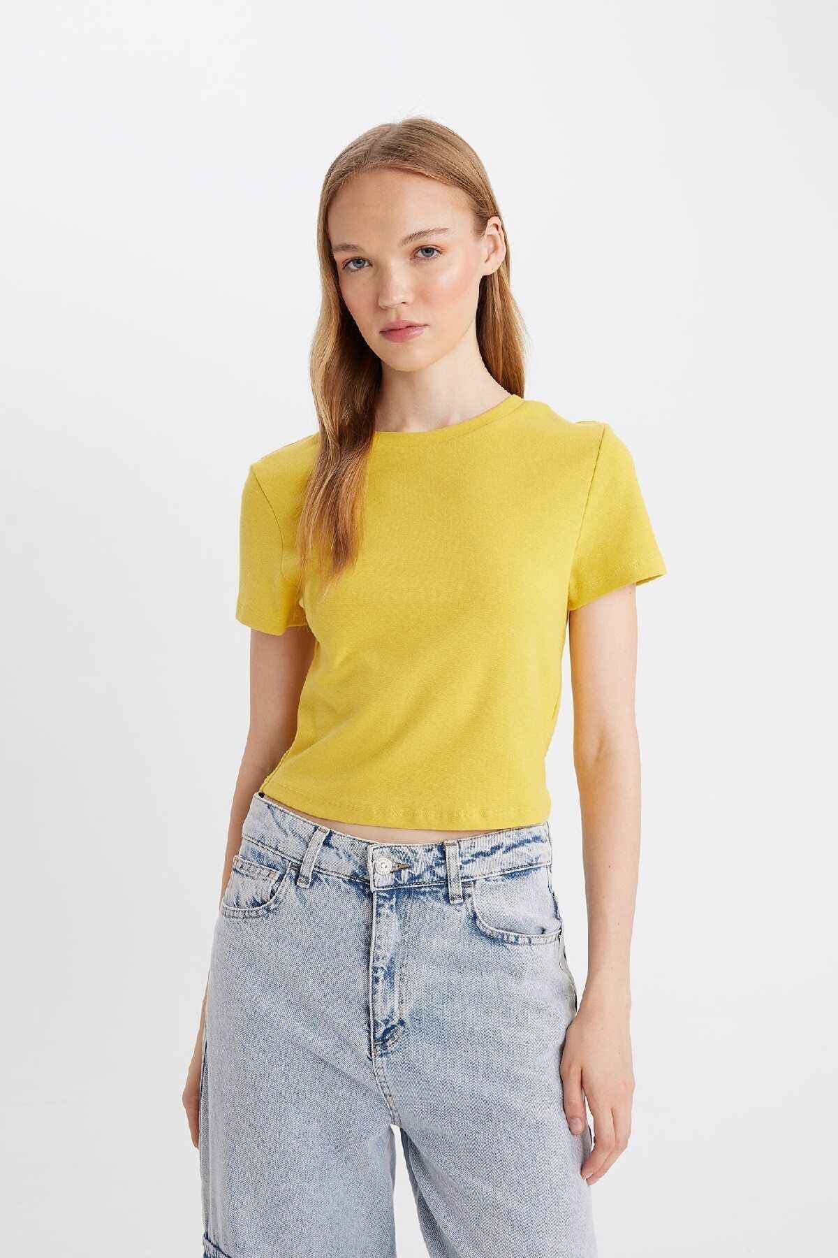 تیشرت آستین کوتاه ساده ساده با یقه خدمه آجدار T9631az24au