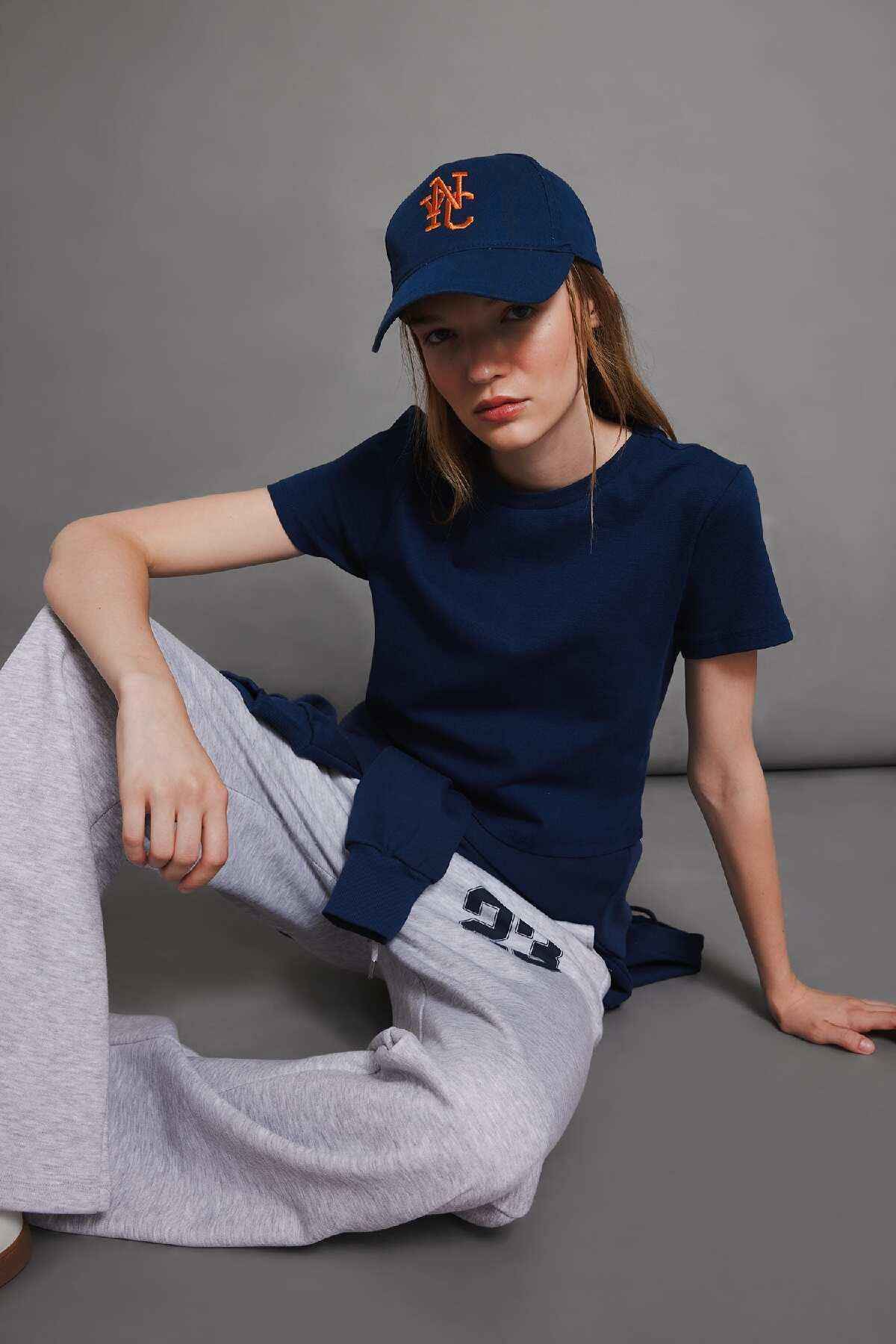 تیشرت آستین کوتاه ساده ساده با یقه خدمه آجدار T9631az24au