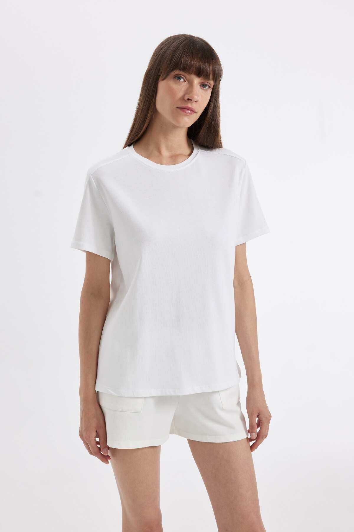 تیشرت آستین کوتاه یقه پریمیوم با تناسب معمولی