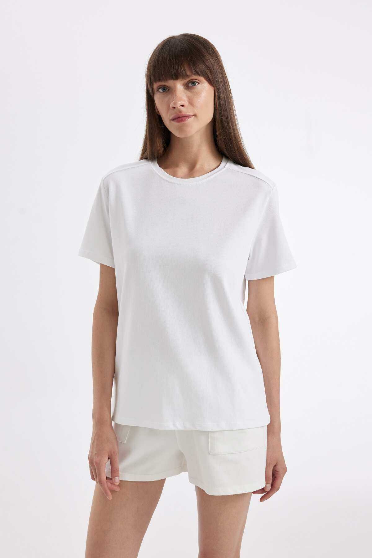 تیشرت آستین کوتاه یقه پریمیوم با تناسب معمولی