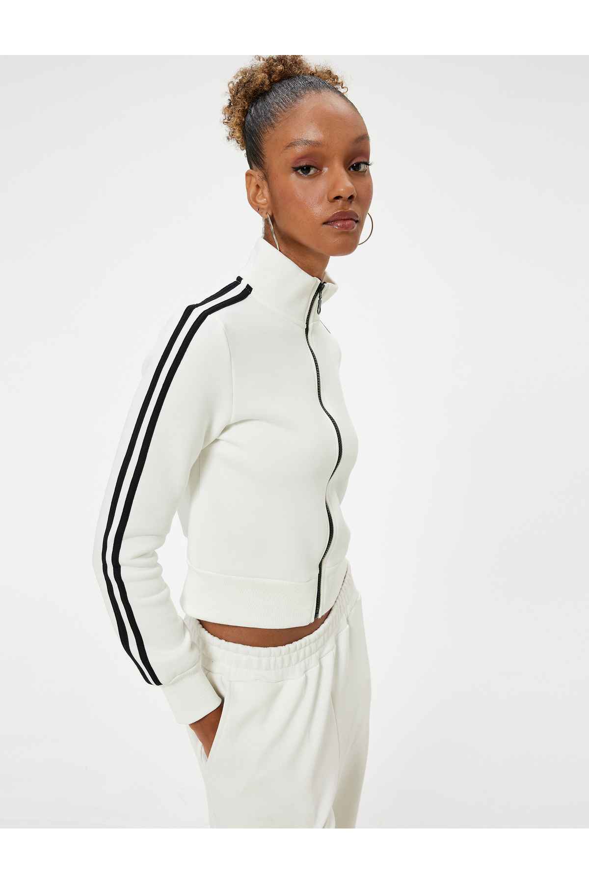 سویشرت کراپ زیپ دار یقه پایه آجدار با روبان