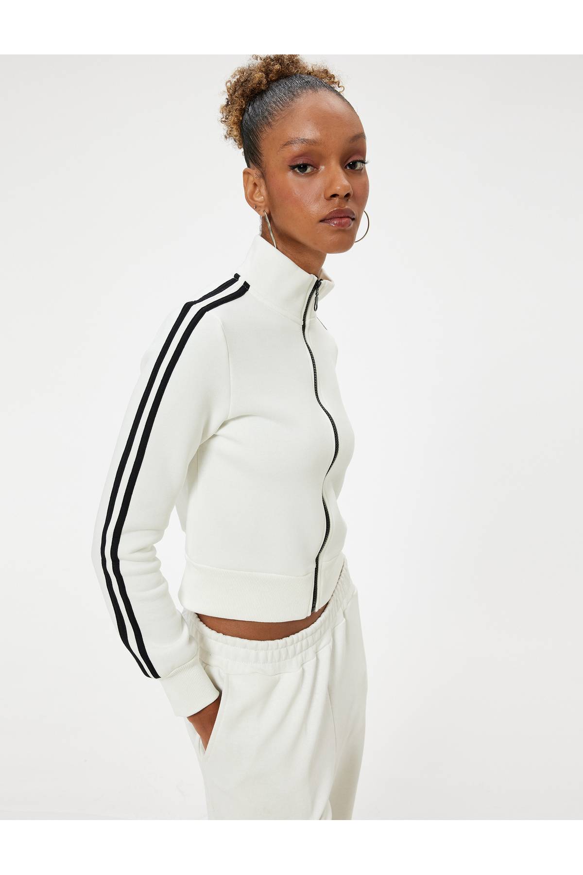 سویشرت کراپ زیپ دار یقه پایه آجدار با روبان