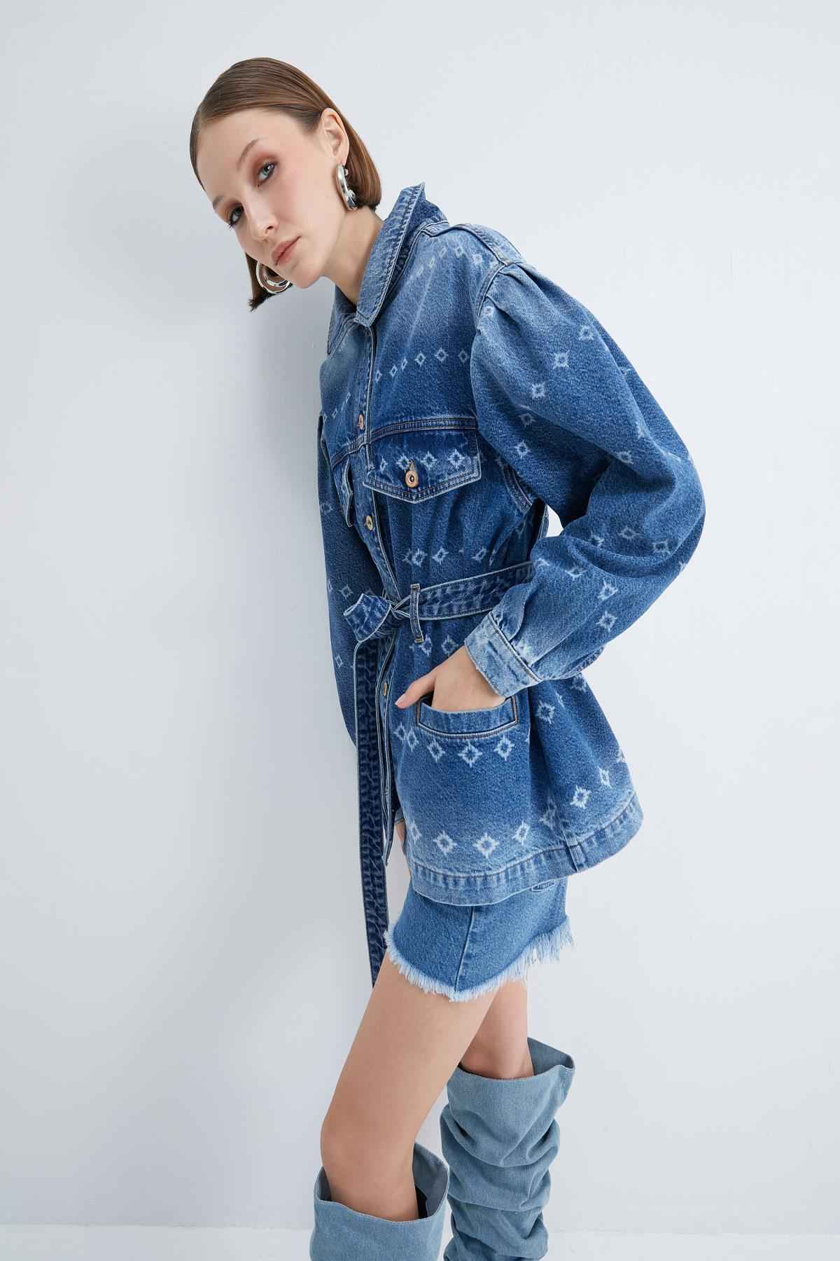 ژاکت جین بلند با جزئیات چاپ لیزری، کمربند، جیب، تناسب راحت