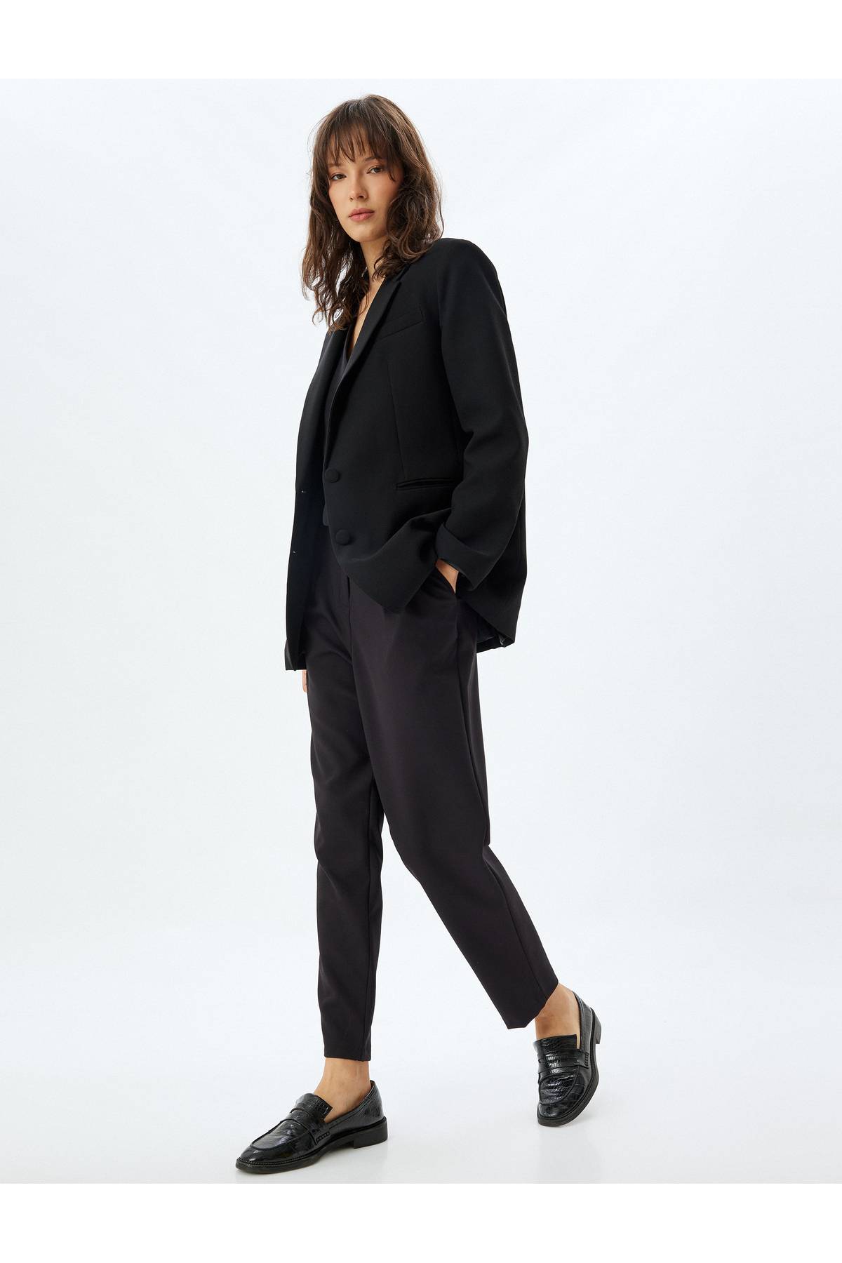 شلوار پارچه ای برش هویجی جیبی کمر بالا