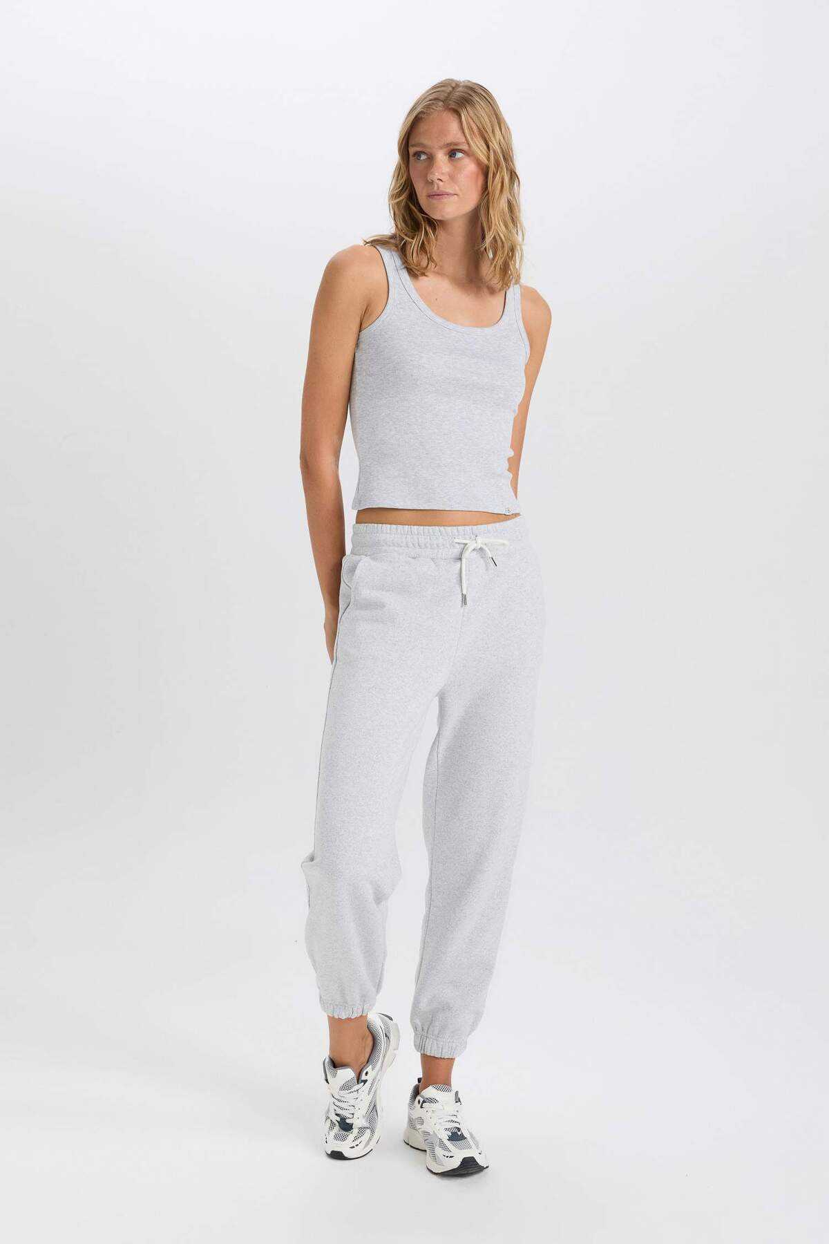 شلوار ورزشی ساده و ضخیم جوگر با کاف کمری الاستیک و جیب