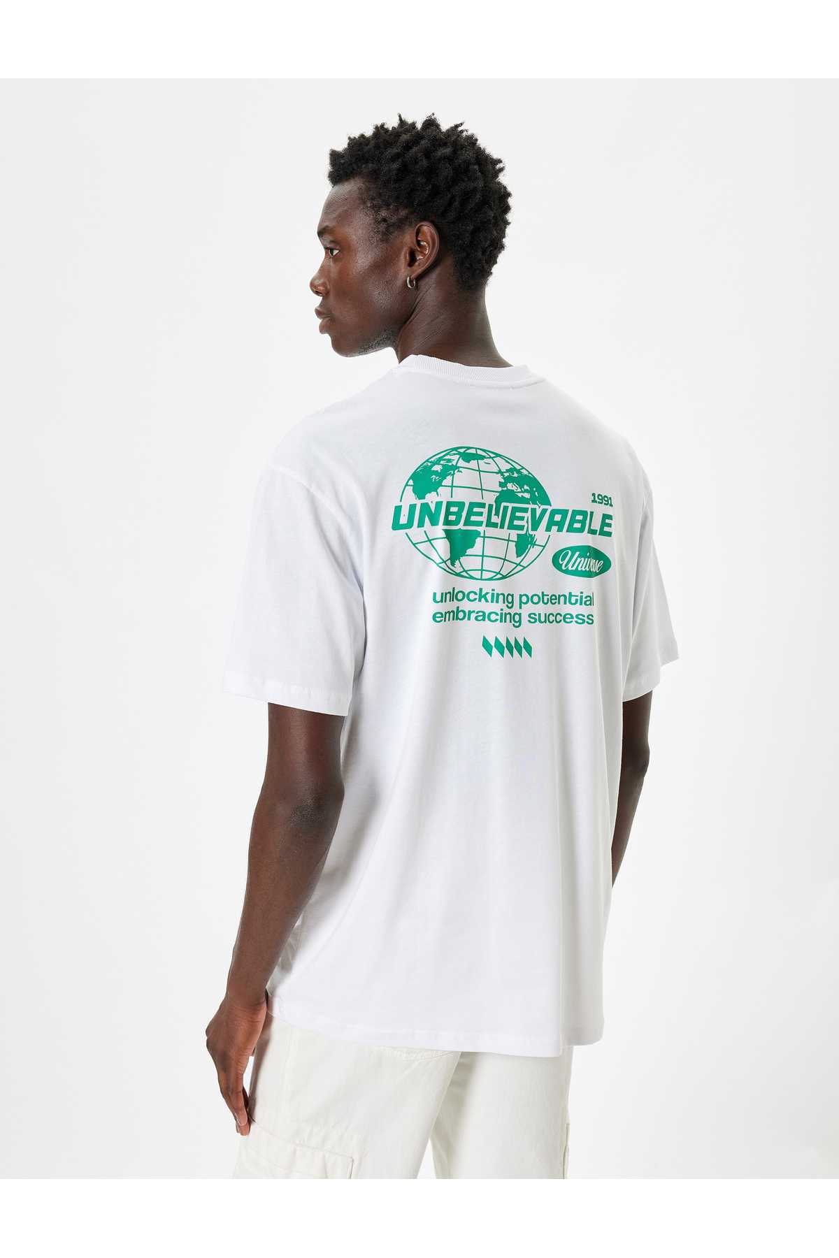 تیشرت شعاری با آستین کوتاه یقه نخی چاپ شده