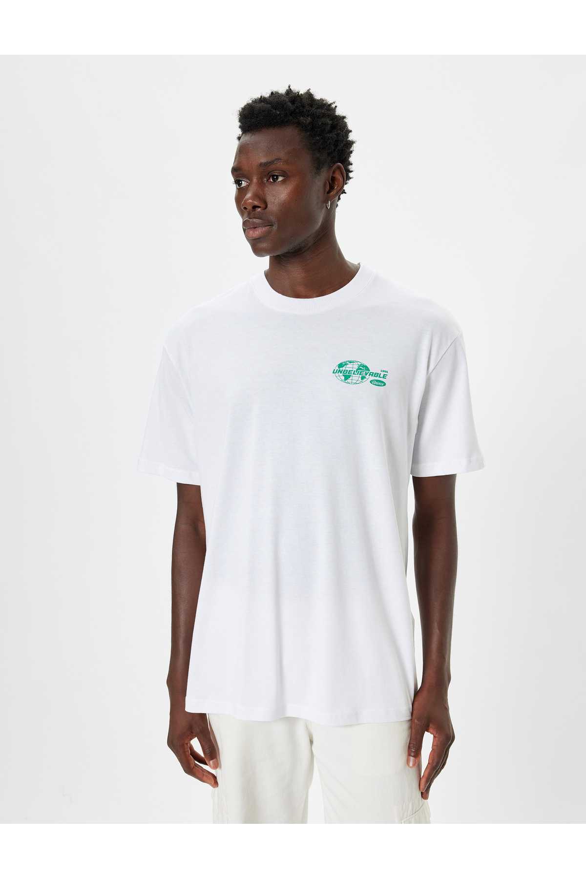 تیشرت شعاری با آستین کوتاه یقه نخی چاپ شده