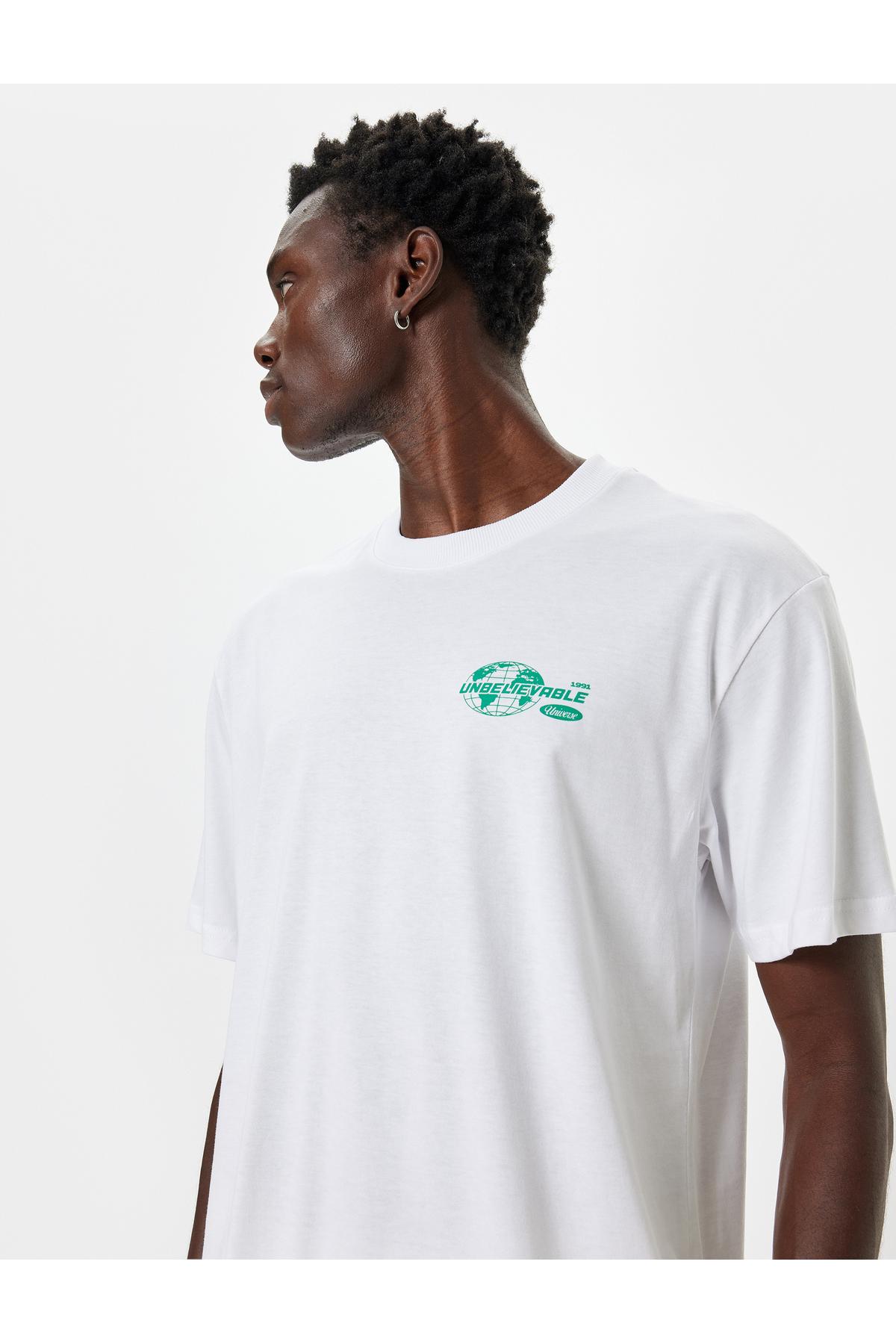 تیشرت شعاری با آستین کوتاه یقه نخی چاپ شده