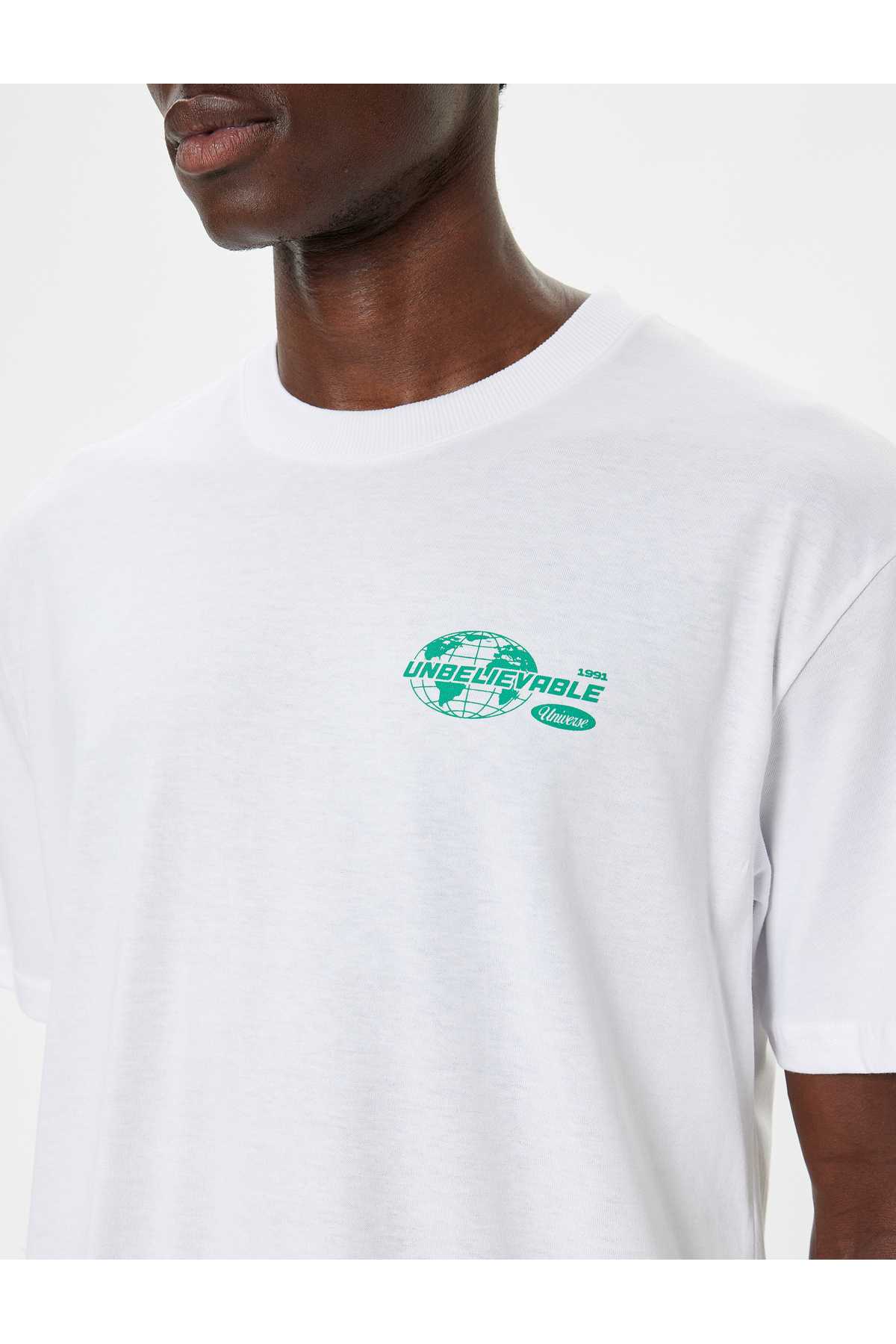 تیشرت شعاری با آستین کوتاه یقه نخی چاپ شده