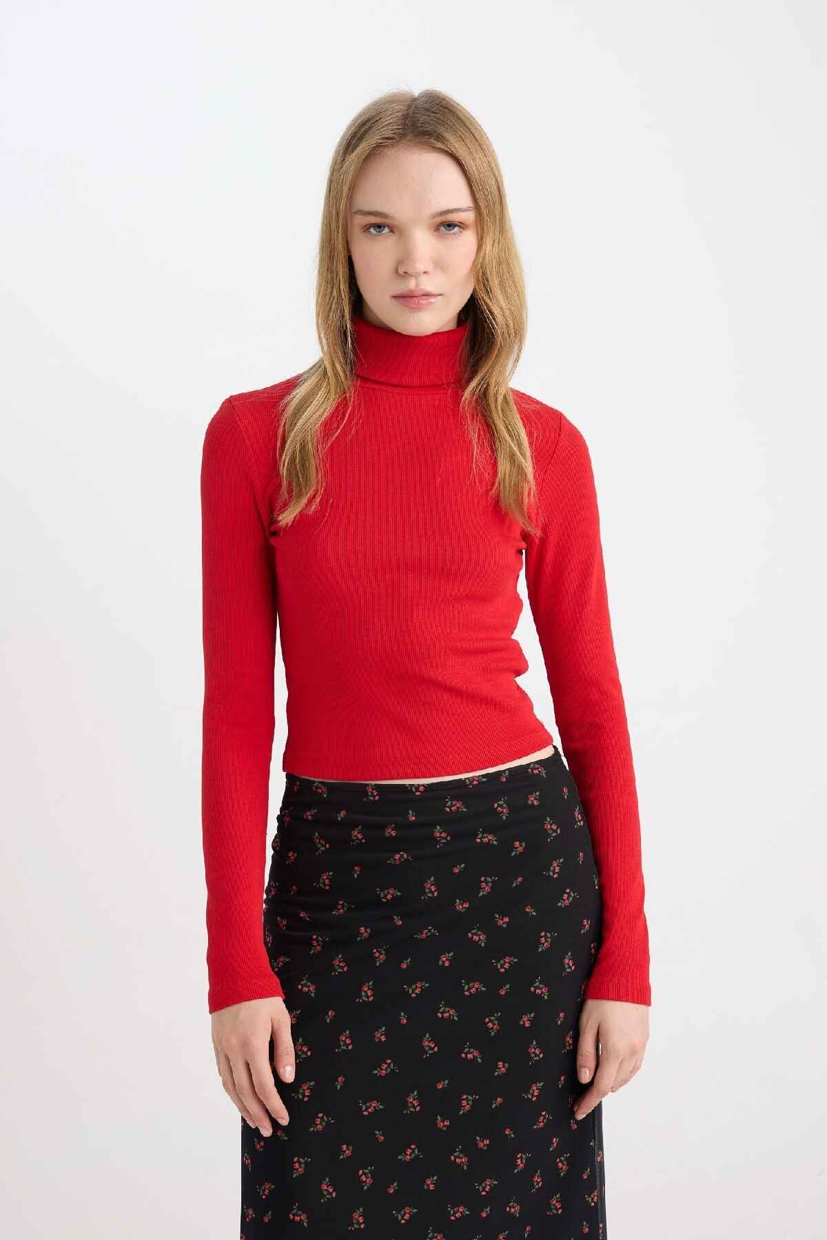 تیشرت آستین بلند ساده ساده و مدل لباس مجلسی آجدار با یقه یقه اسکی قرمز B6783ax24au