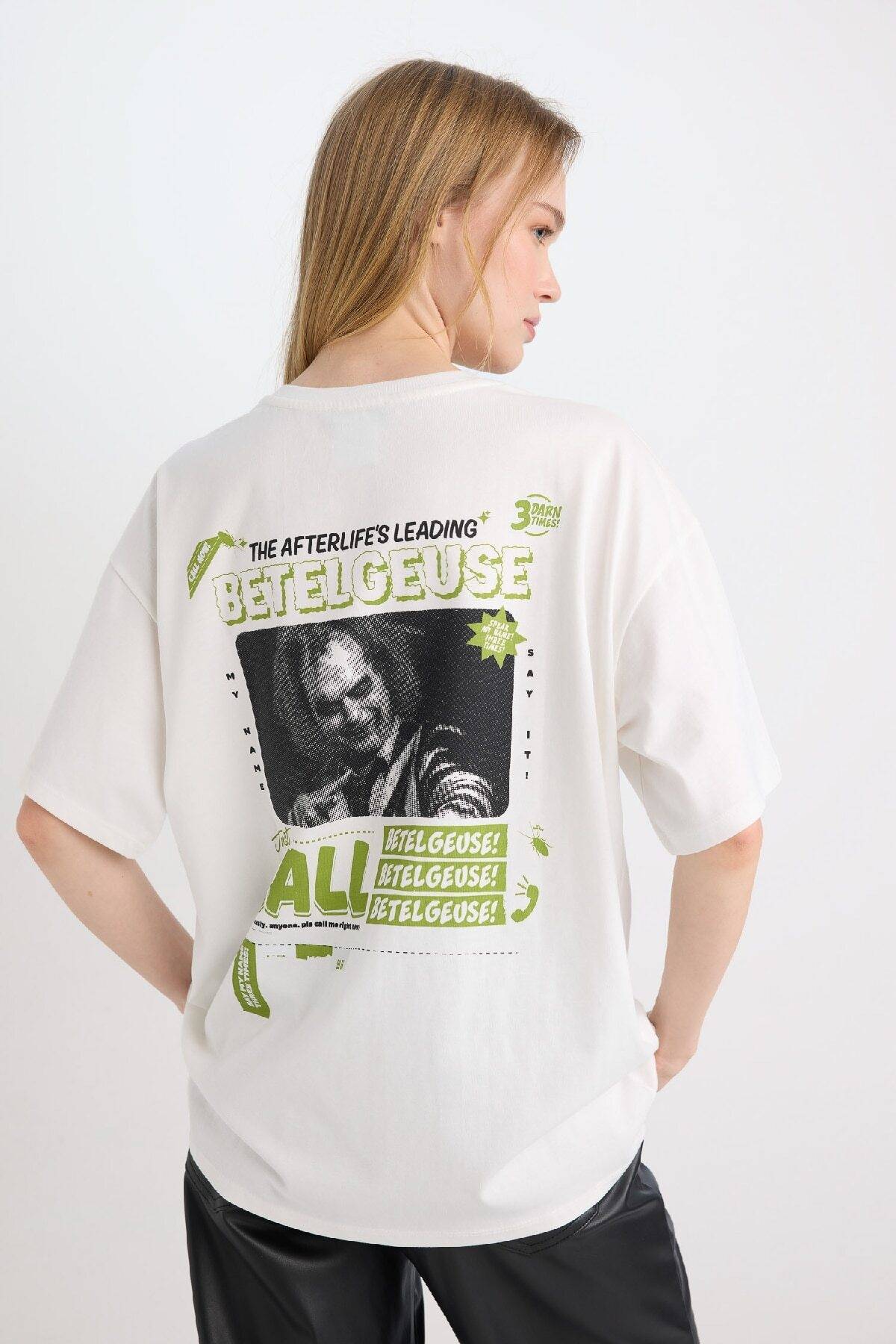 تیشرت آستین کوتاه Beetlejuice با یقه گشاد مناسب