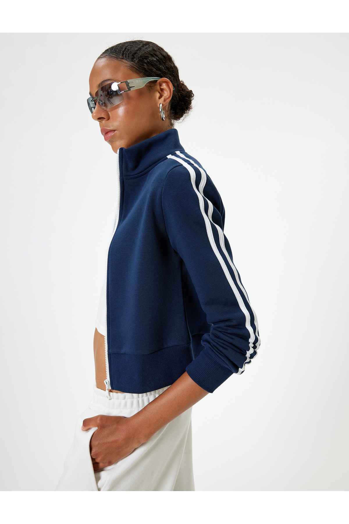 سویشرت کراپ زیپ دار یقه پایه آجدار با روبان