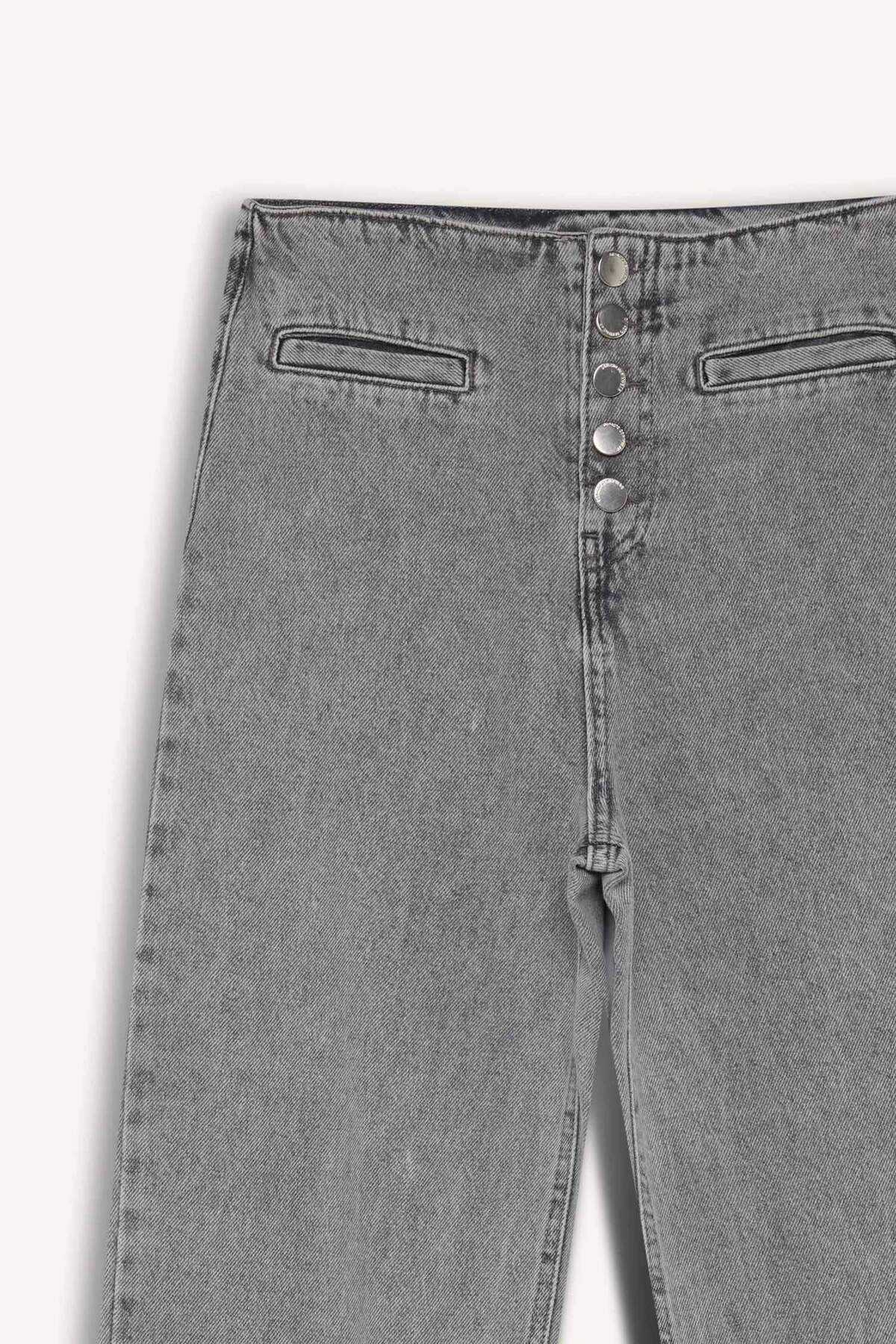 شلوار جین شسته گشاد دهه 90 با ساق بلند