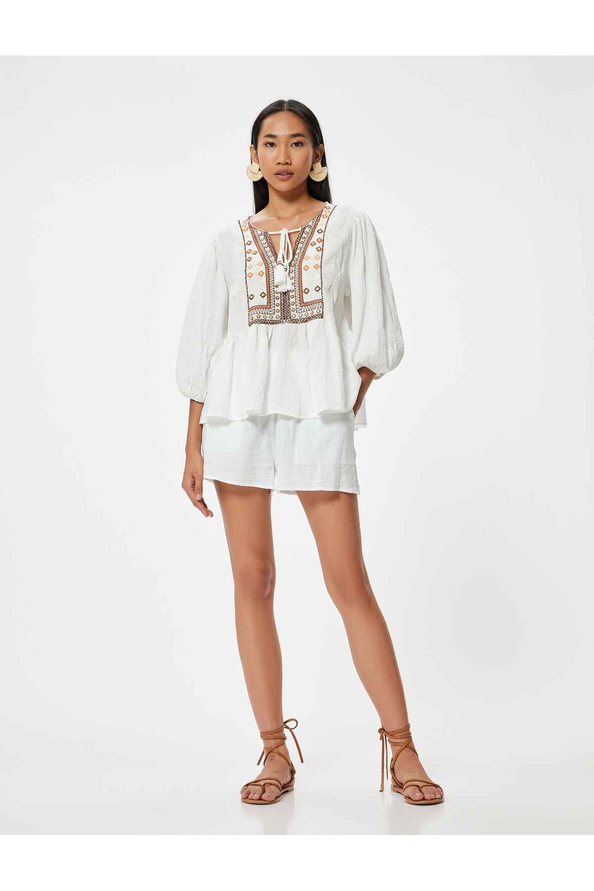 بلوز آستین بادکنکی با طرح قومی یقه دوزی شده با بند پنبه ای مناسب