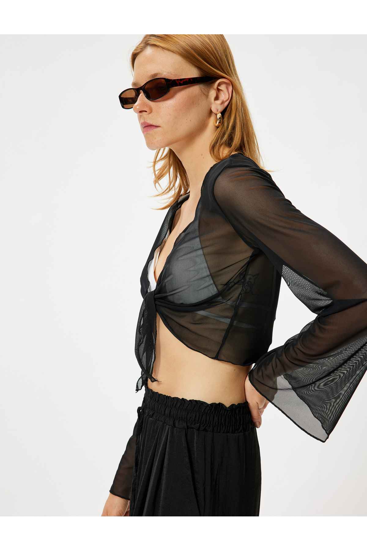 آستین بلند و سفید لاله بلند و شفاف.