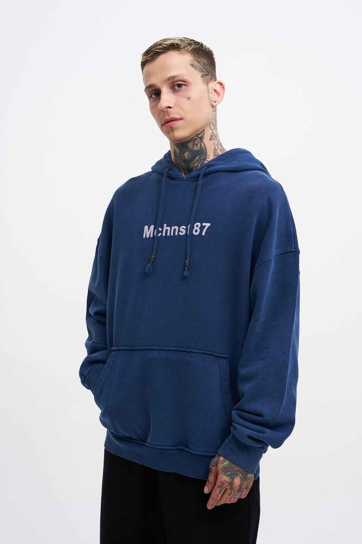 شستشوی مردانه بر روی پیراهن سیاه و سفید بزرگ