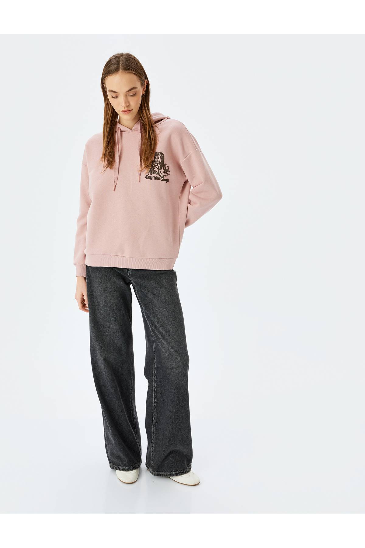 پشتی با جذابیت کاپوت با یک پیراهن قالب راحت چاپ شده است