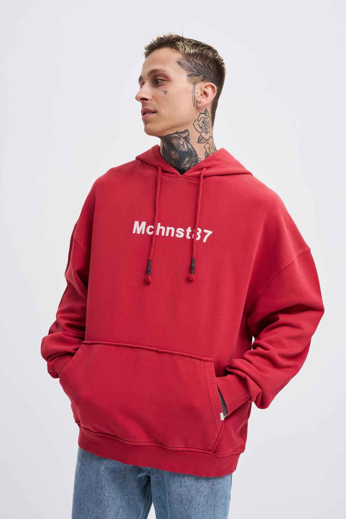 شستشوی مردانه بر روی پیراهن سیاه و سفید بزرگ