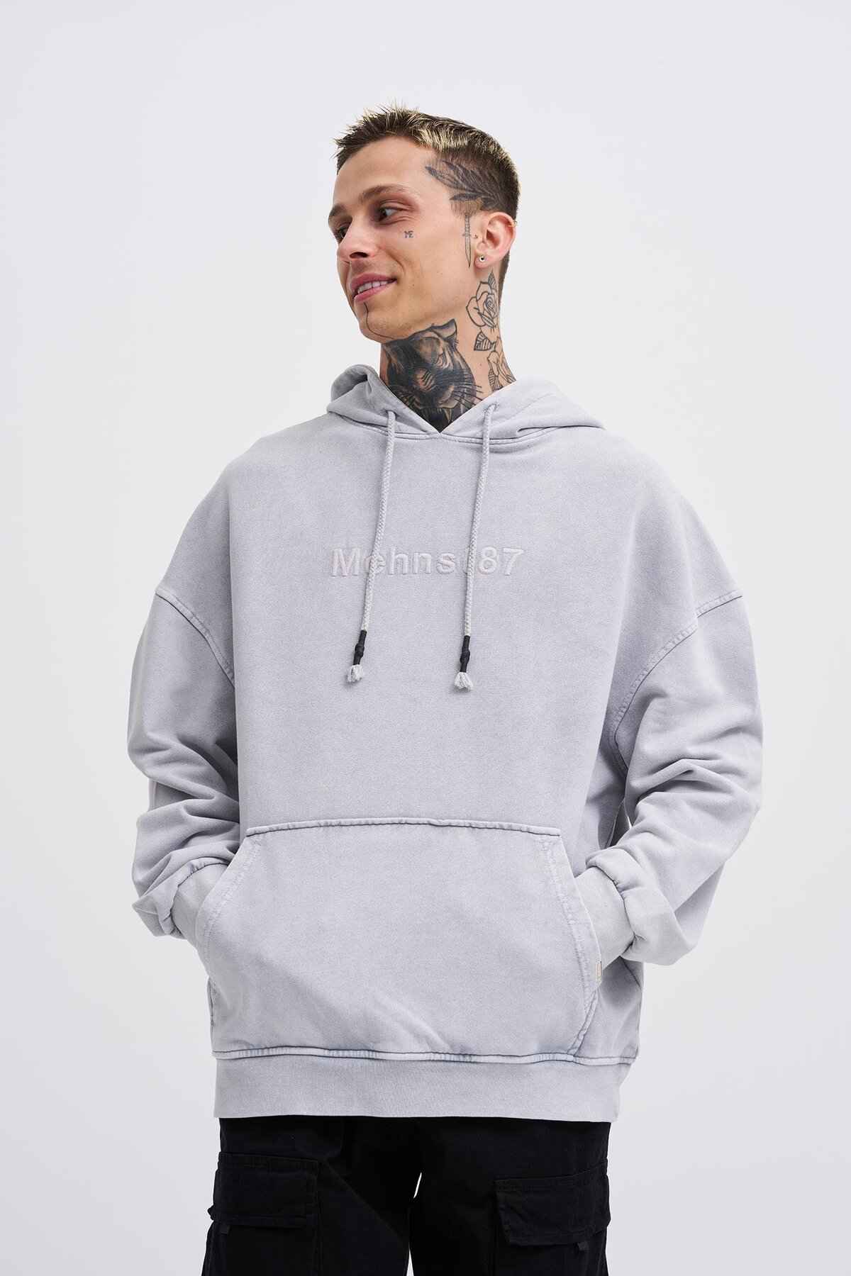 شستشوی مردانه بر روی پیراهن سیاه و سفید بزرگ