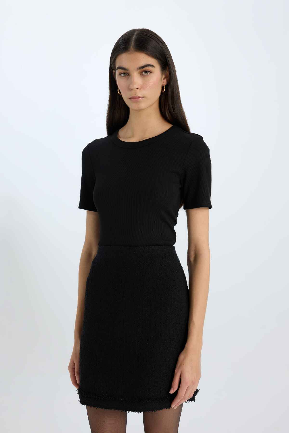 تیشرت آستین کوتاه با یقه باریک و باریک