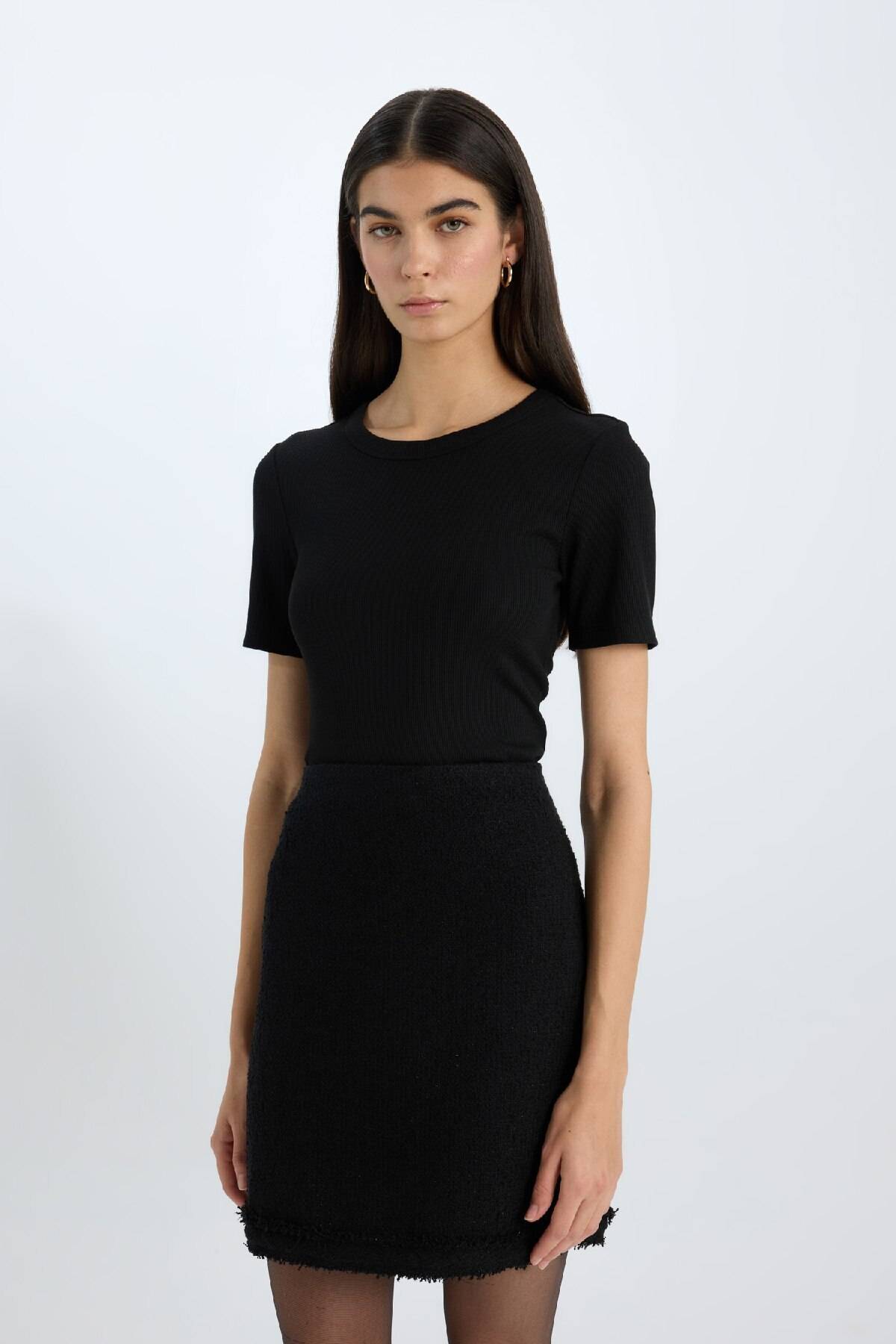 تیشرت آستین کوتاه با یقه باریک و باریک