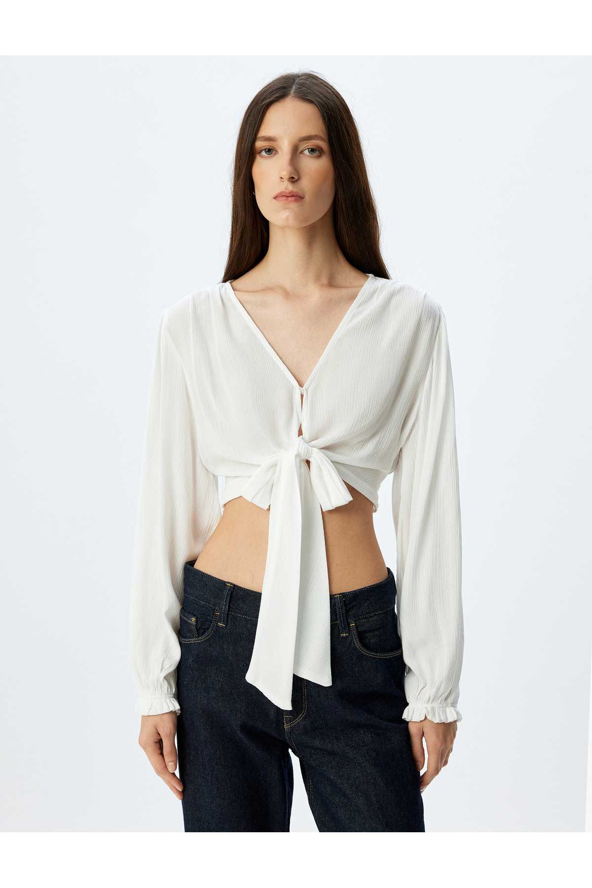 بلوز آستین بلند با جزئیات کراوات دکمه دار ویسکوز کراپ