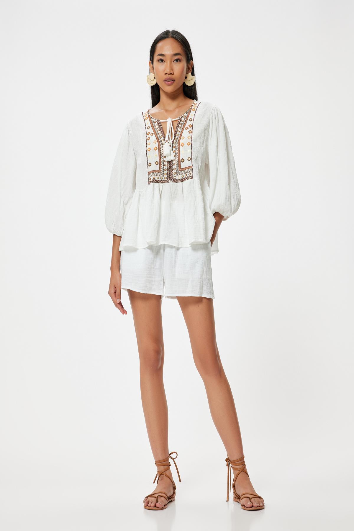 بلوز آستین بادکنکی با طرح قومی یقه دوزی شده با بند پنبه ای مناسب