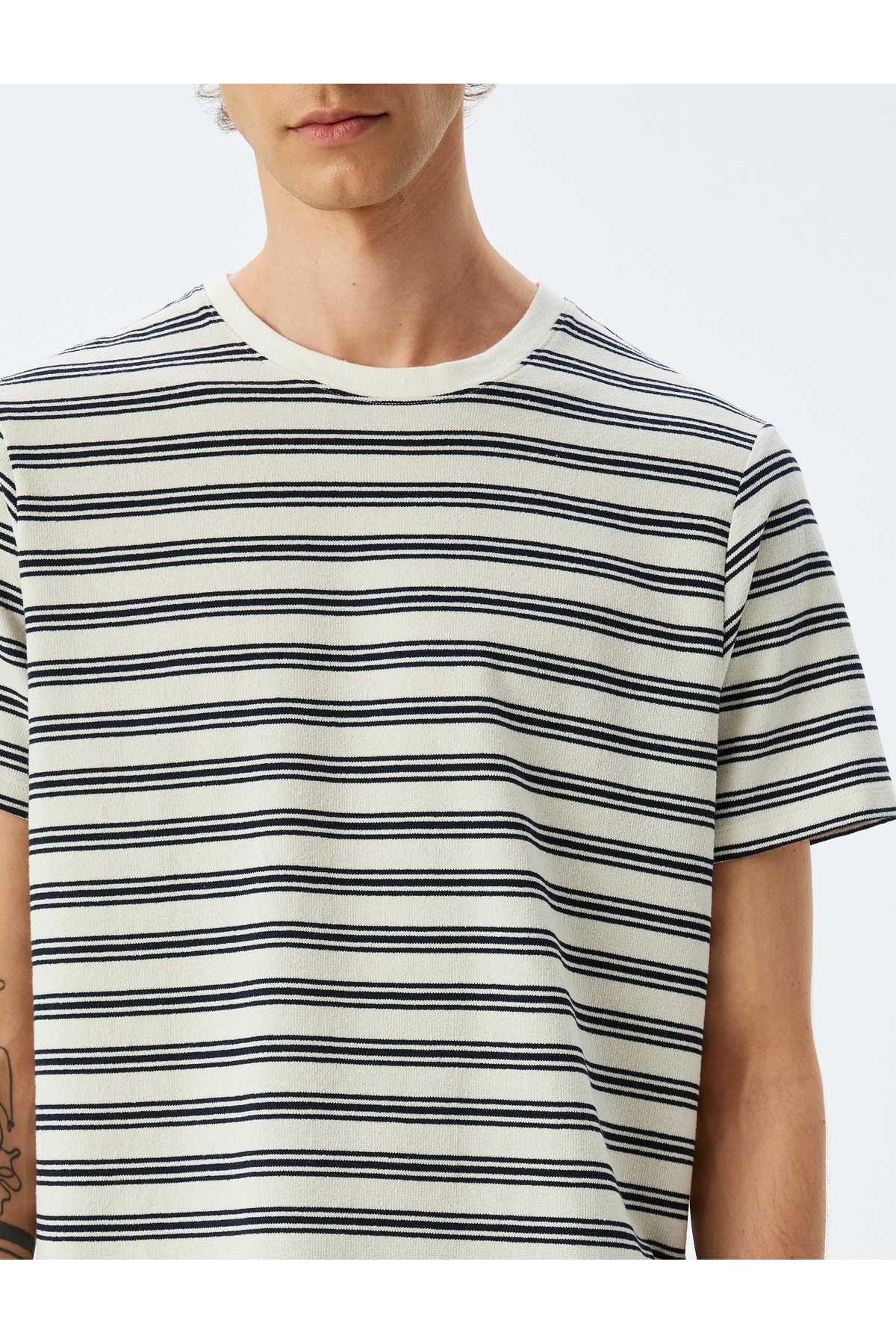 تیشرت راه راه یقه کوتاه نخی ترکیبی پارچه تری