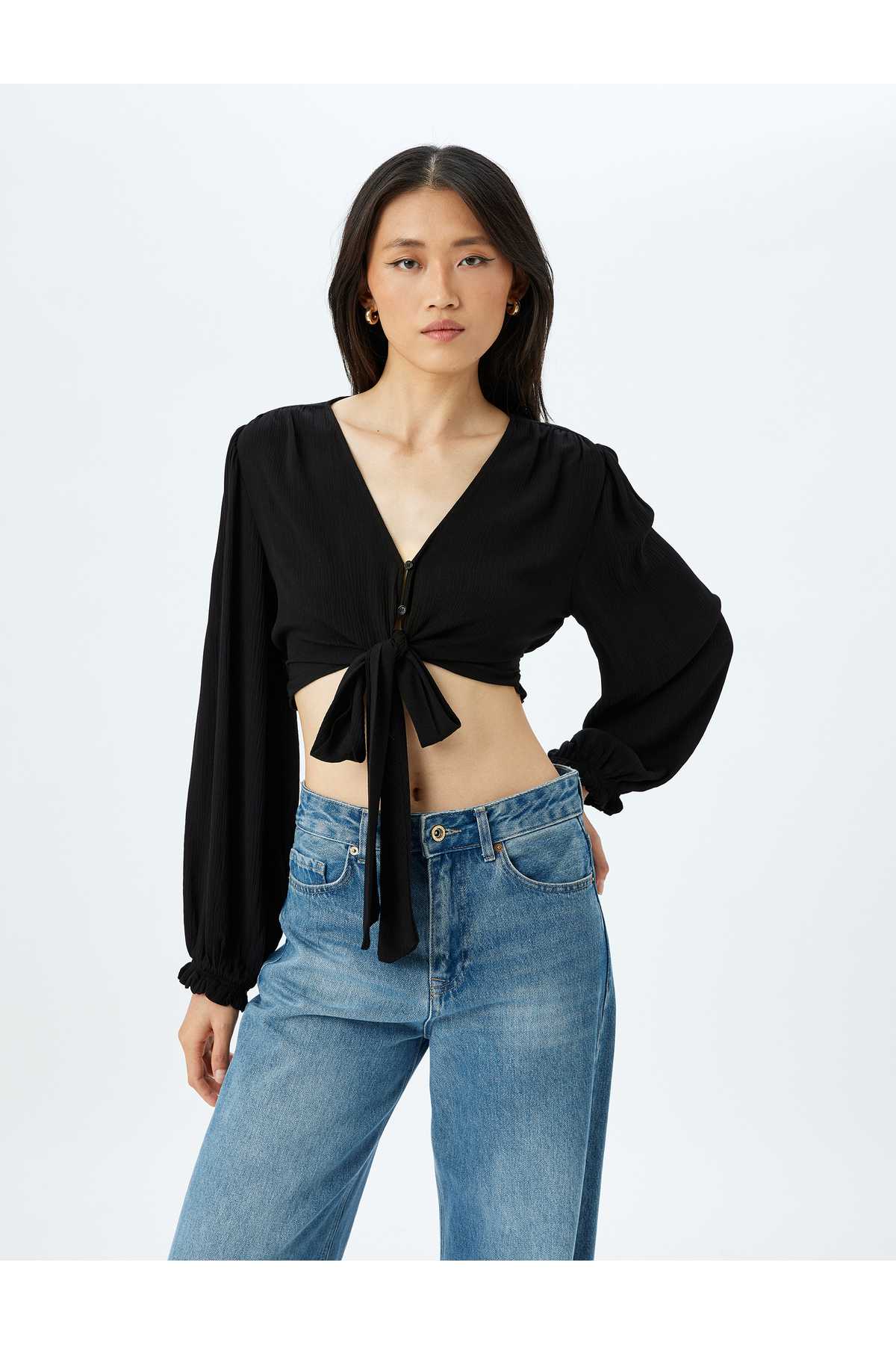 بلوز آستین بلند با جزئیات کراوات دکمه دار ویسکوز کراپ