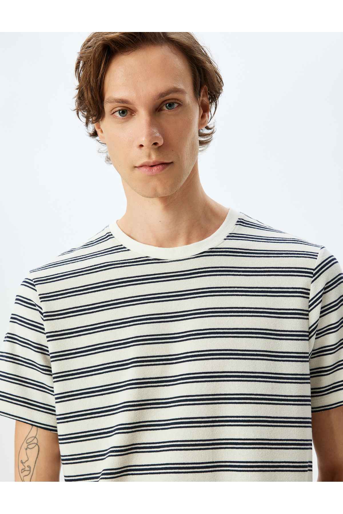 تیشرت راه راه یقه کوتاه نخی ترکیبی پارچه تری