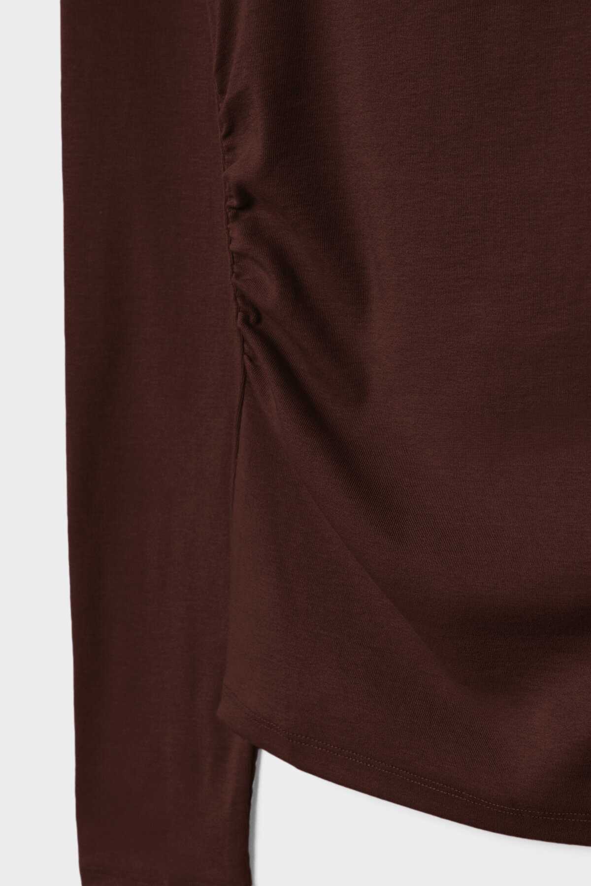 تیشرت آستین بلند جمع شده