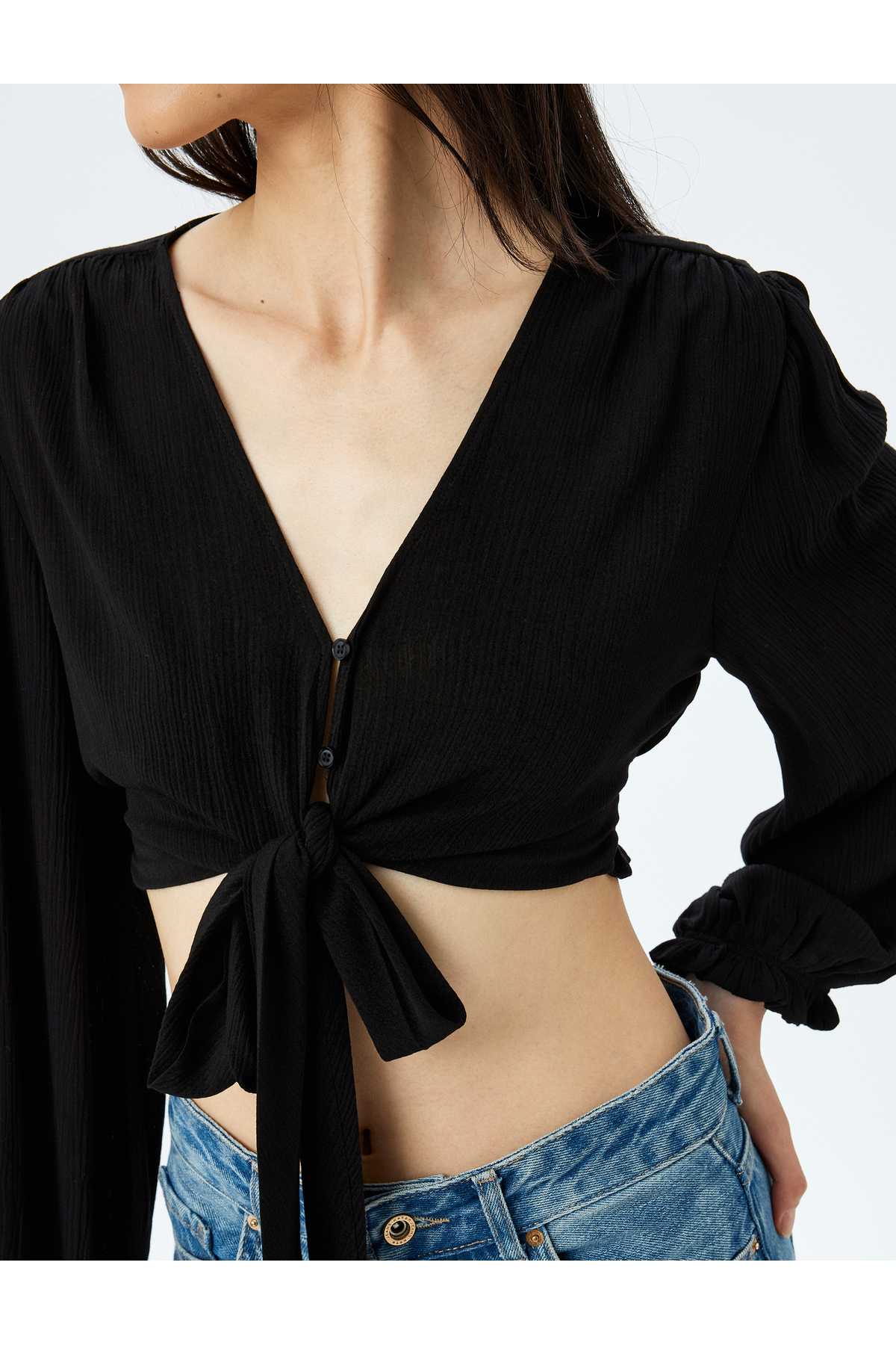 بلوز آستین بلند با جزئیات کراوات دکمه دار ویسکوز کراپ