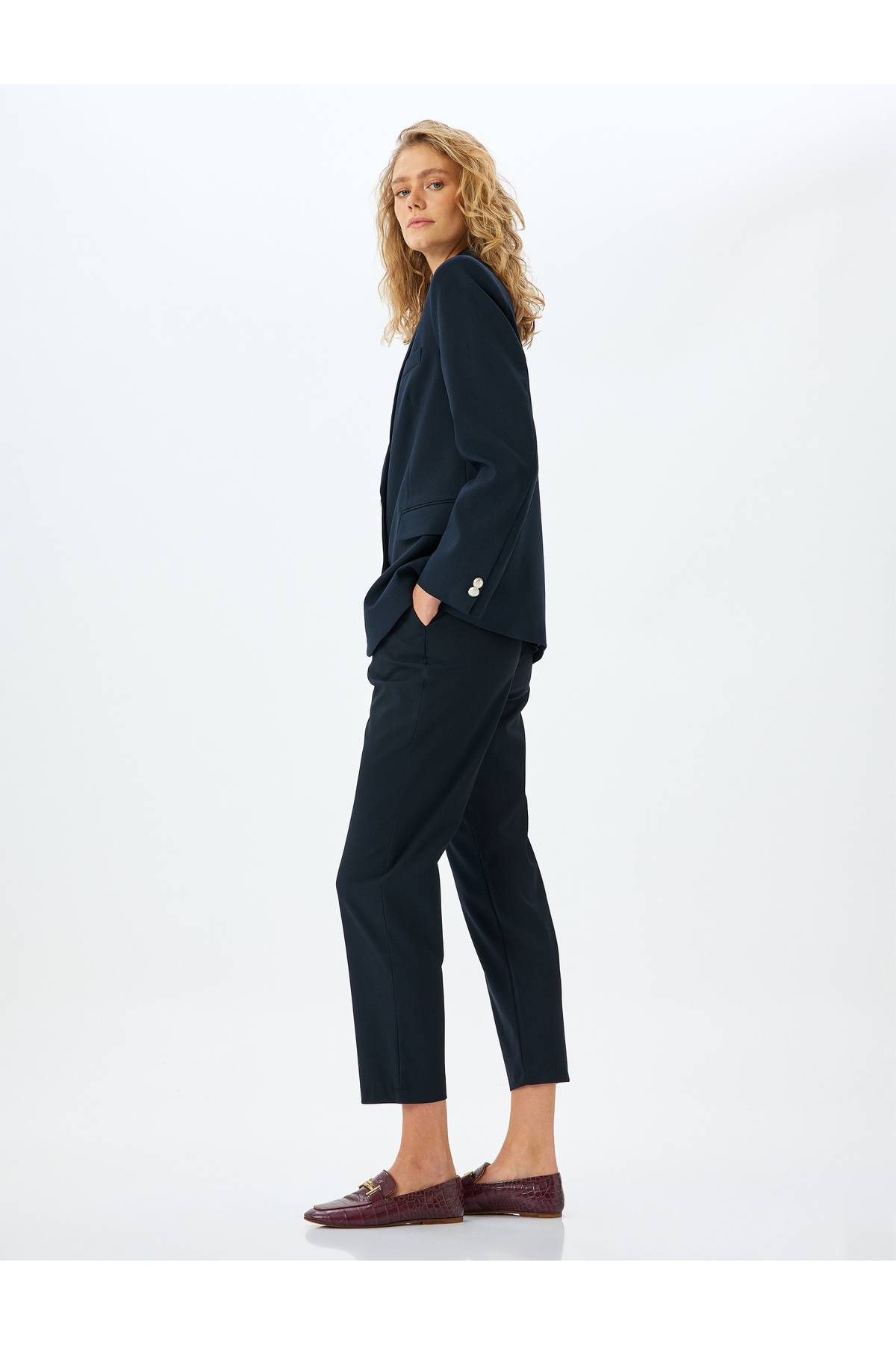 شلوار پارچه ای برش هویج با جزئیات کمربند و جیب