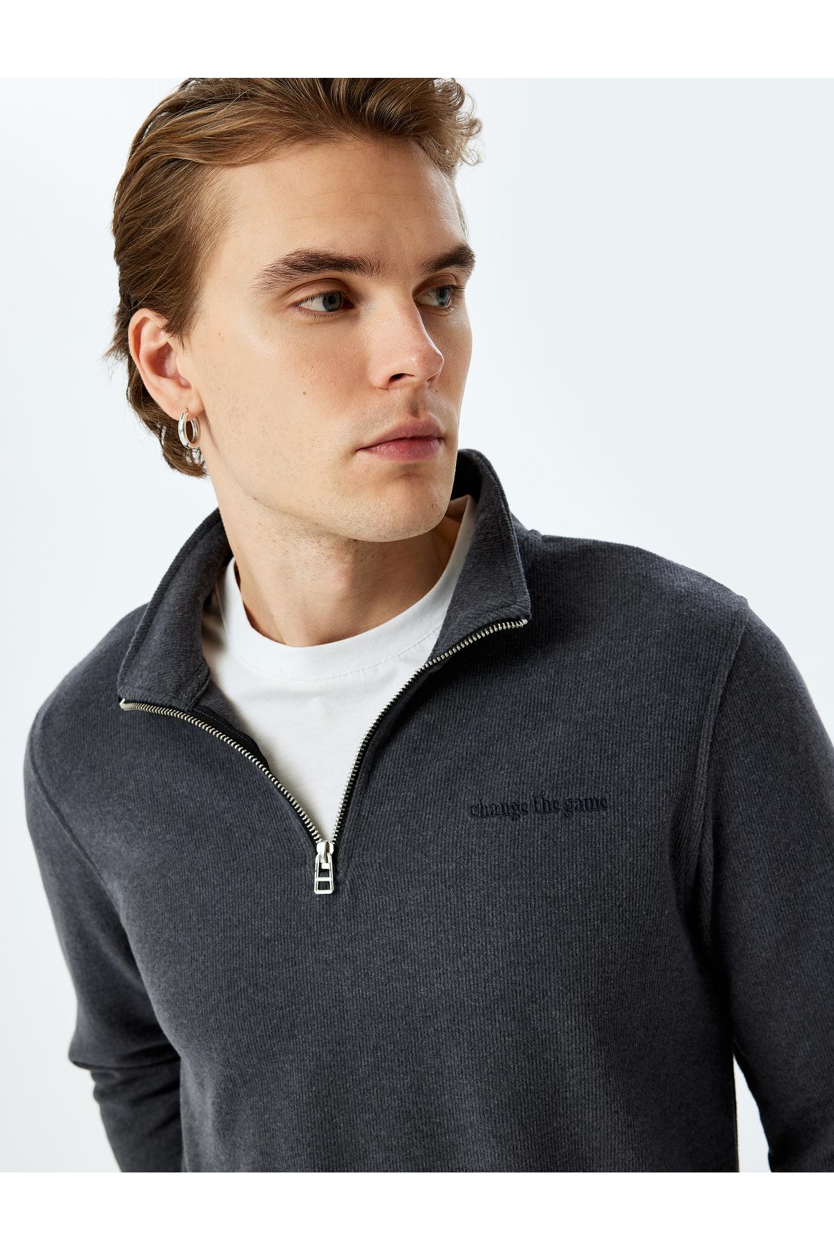 بلوز آستین بلند پنبه ای ترکیبی نیم زیپ با شعار گلدوزی شده