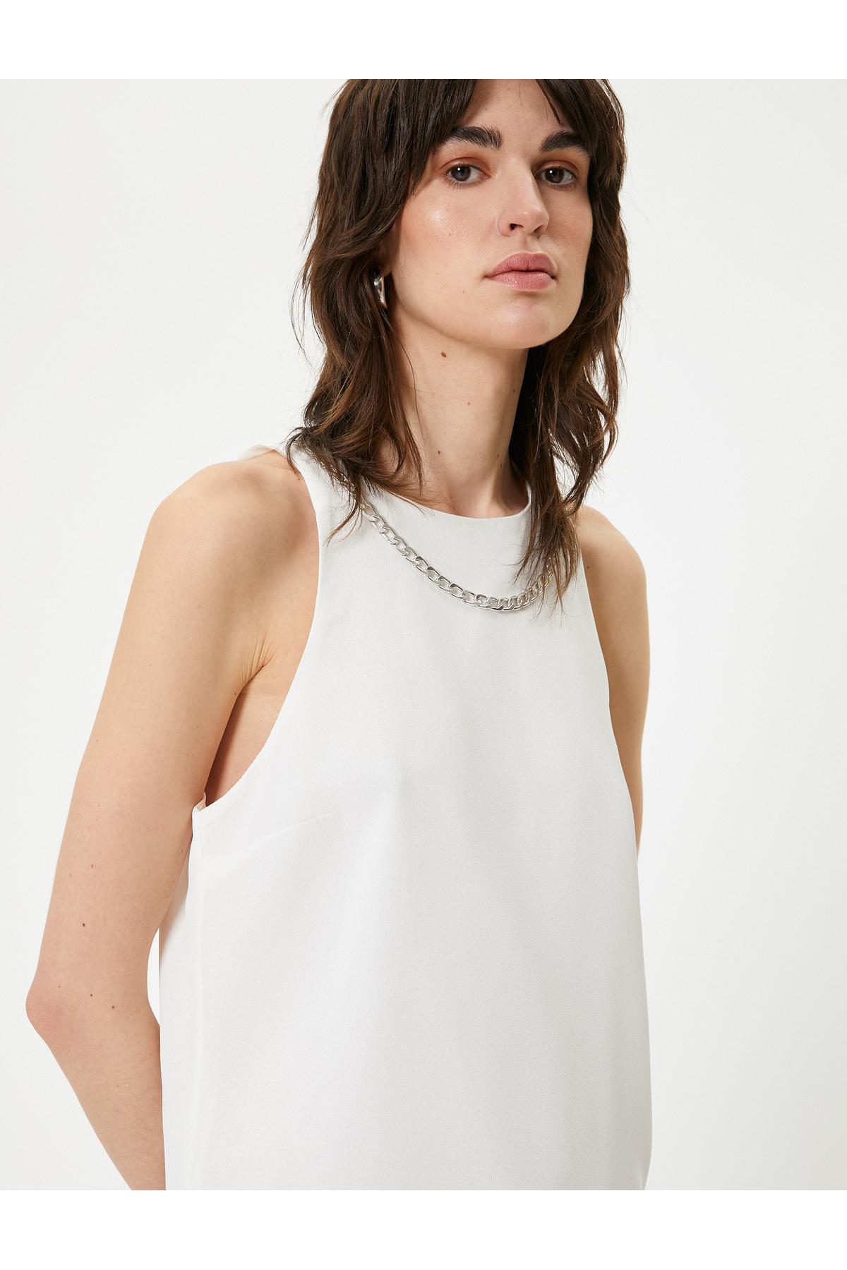 لباس یقه هالتر با جزییات لوازم جانبی مینی زنجیر