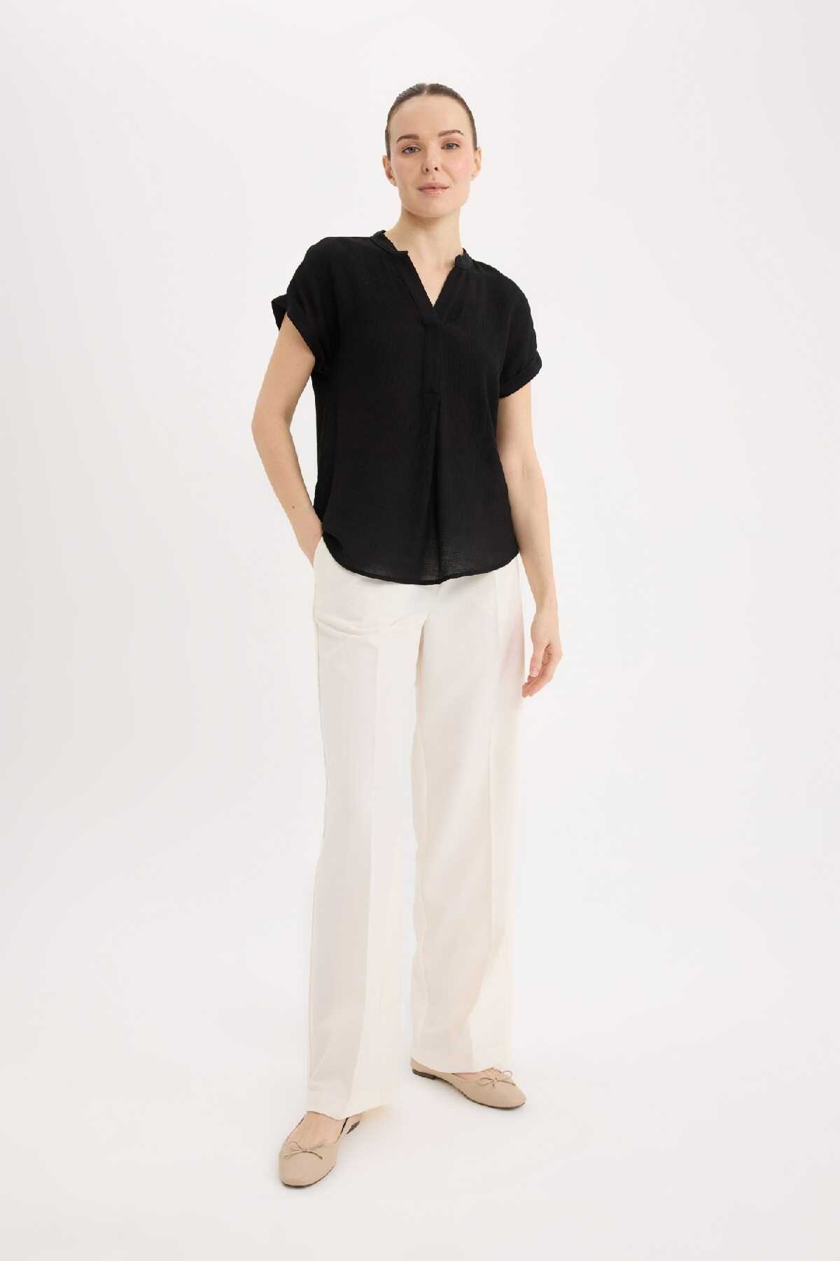 بلوز آستین کوتاه ساده یقه باز معمولی متناسب