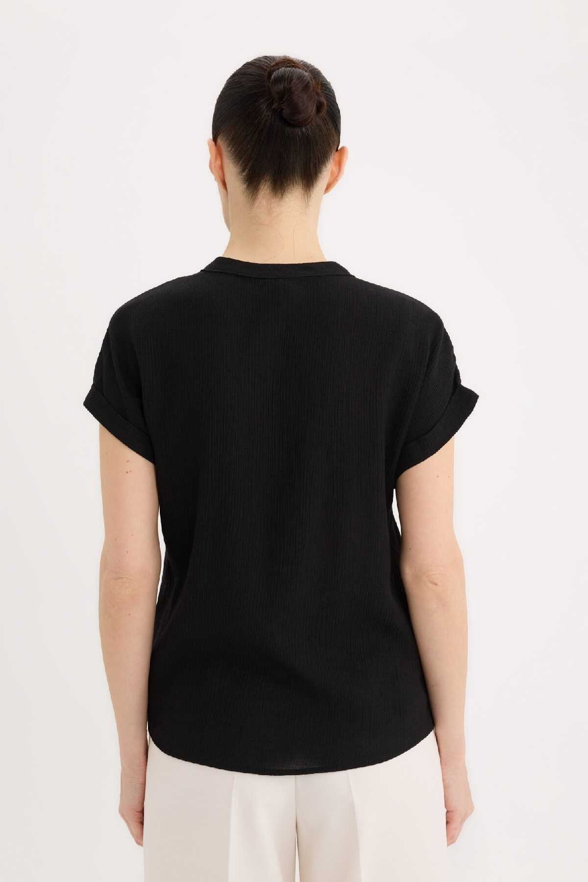 بلوز آستین کوتاه ساده یقه باز معمولی متناسب