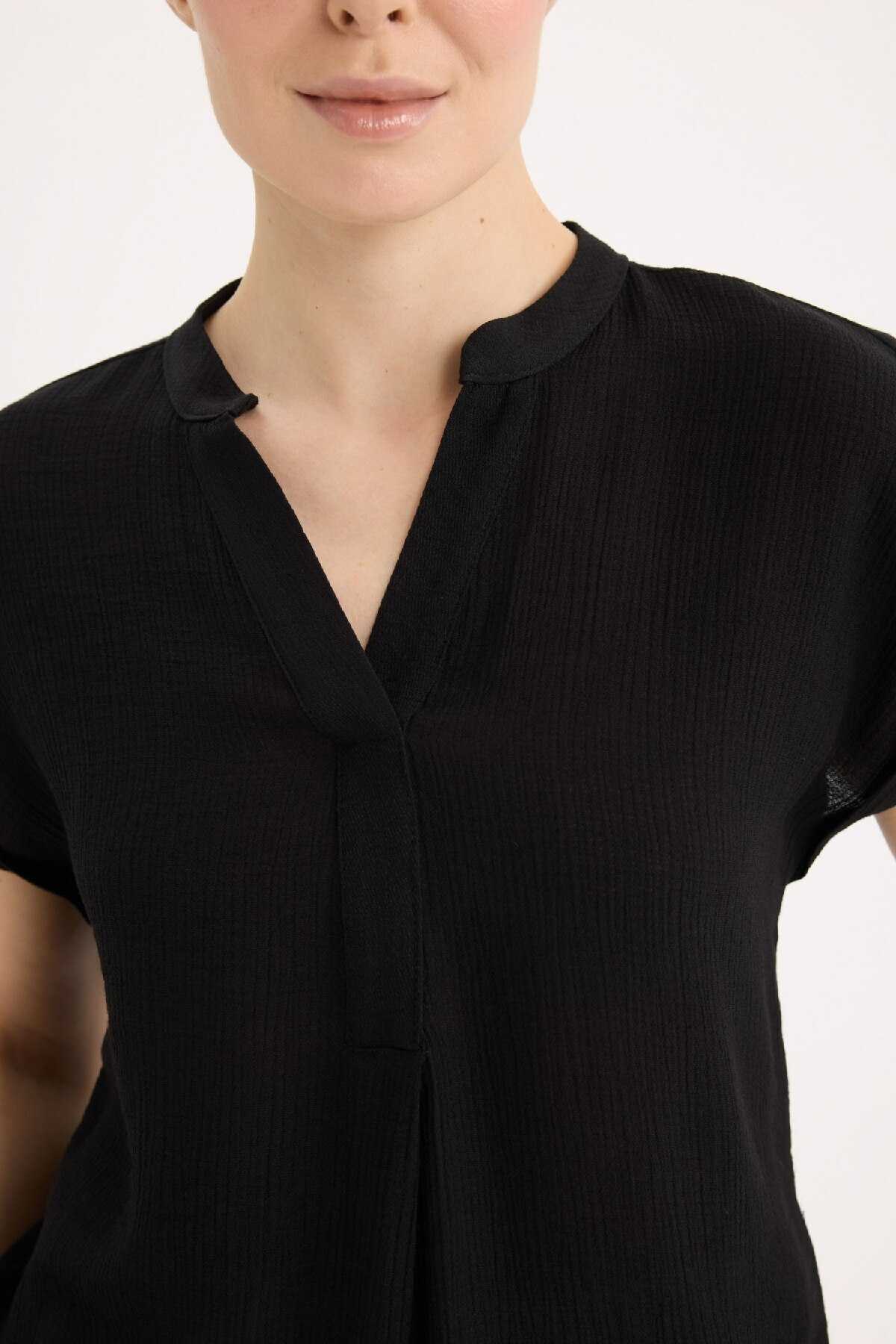 بلوز آستین کوتاه ساده یقه باز معمولی متناسب