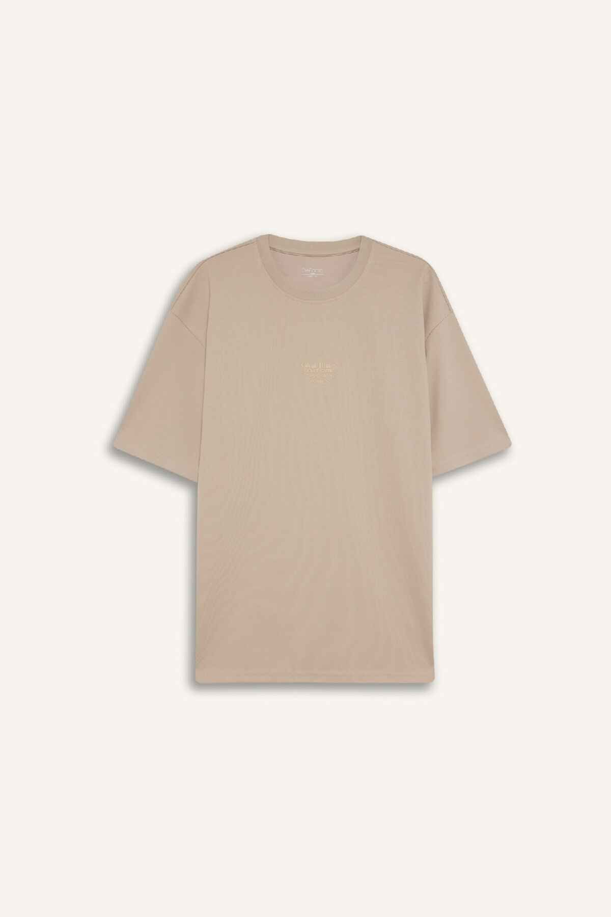 تیشرت پارچه ای سنگین با یقه باکسی فیت چاپ شده با آستین کوتاه